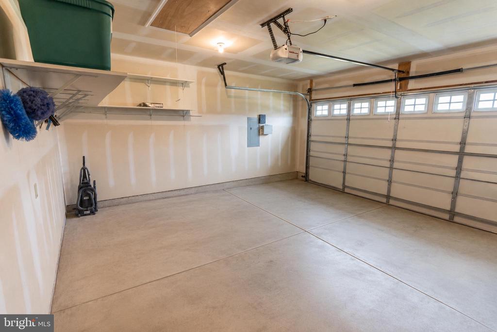 1166 CREEKSIDE LANE