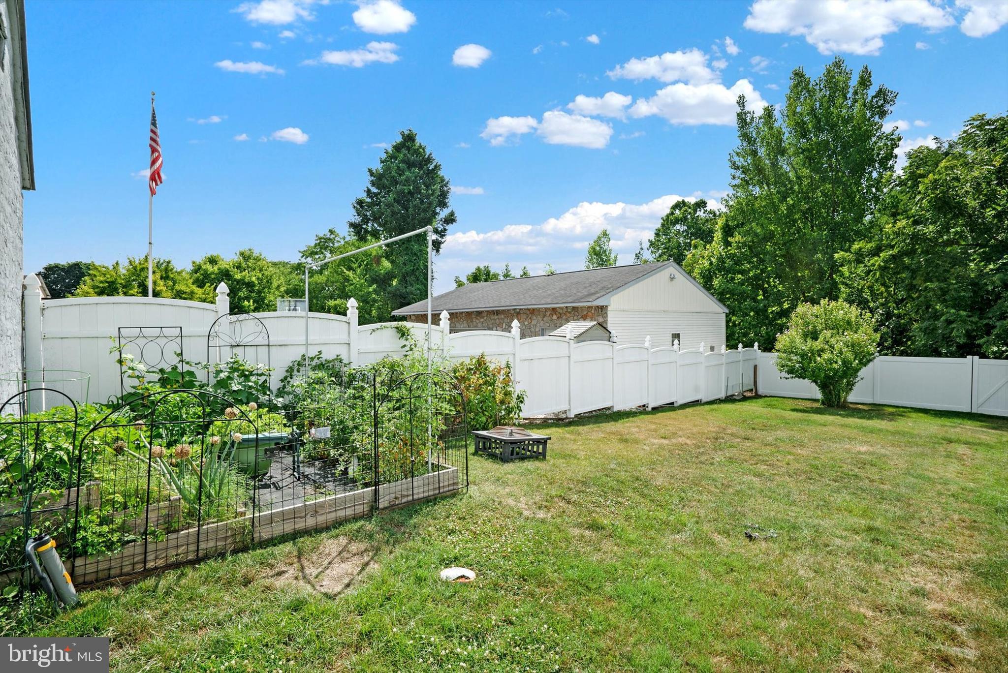 589 SUMMIT STREET