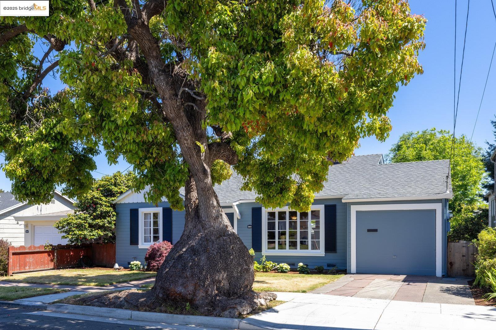 5838 Sacramento Ave
