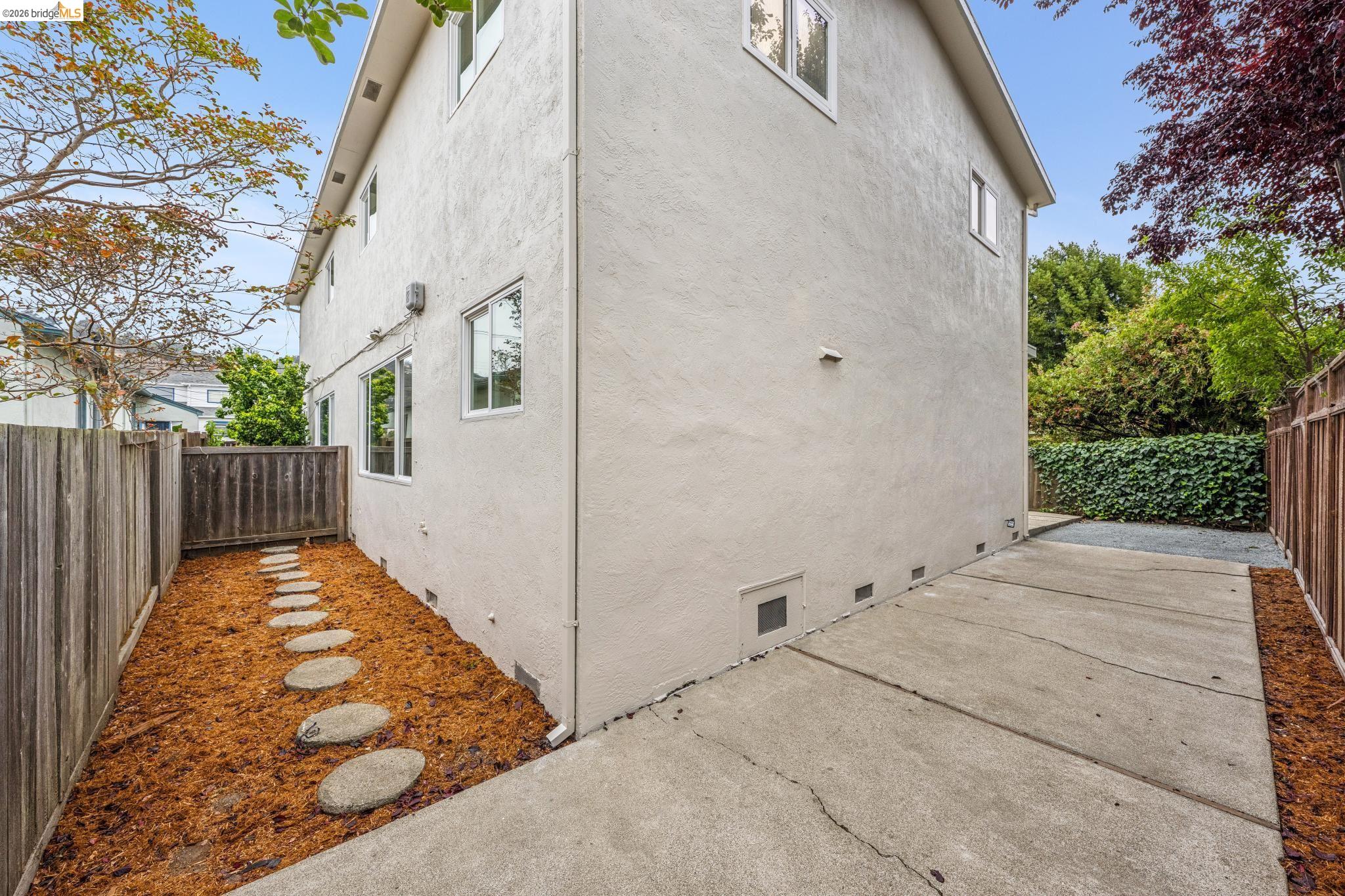 1223 Elm St