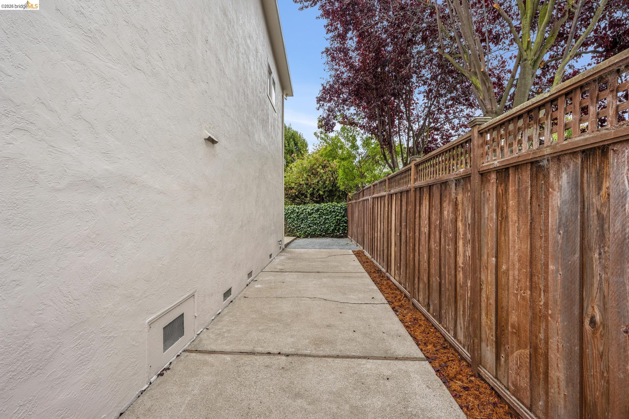 1223 Elm St