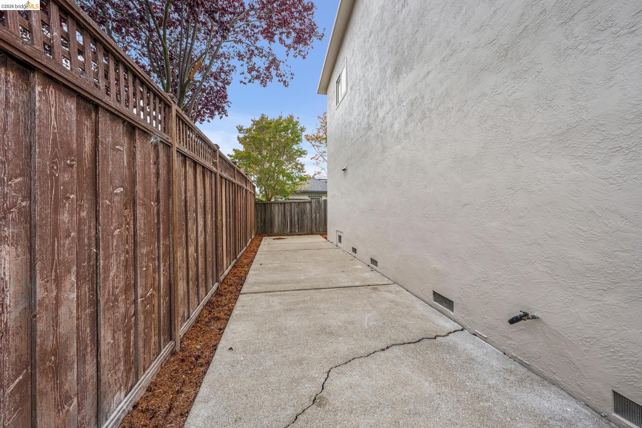 1223 Elm St