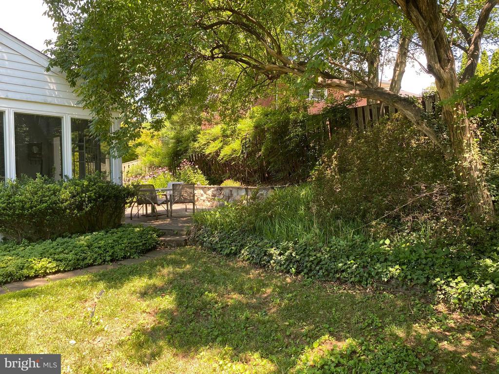 1633 DEMPSEY STREET