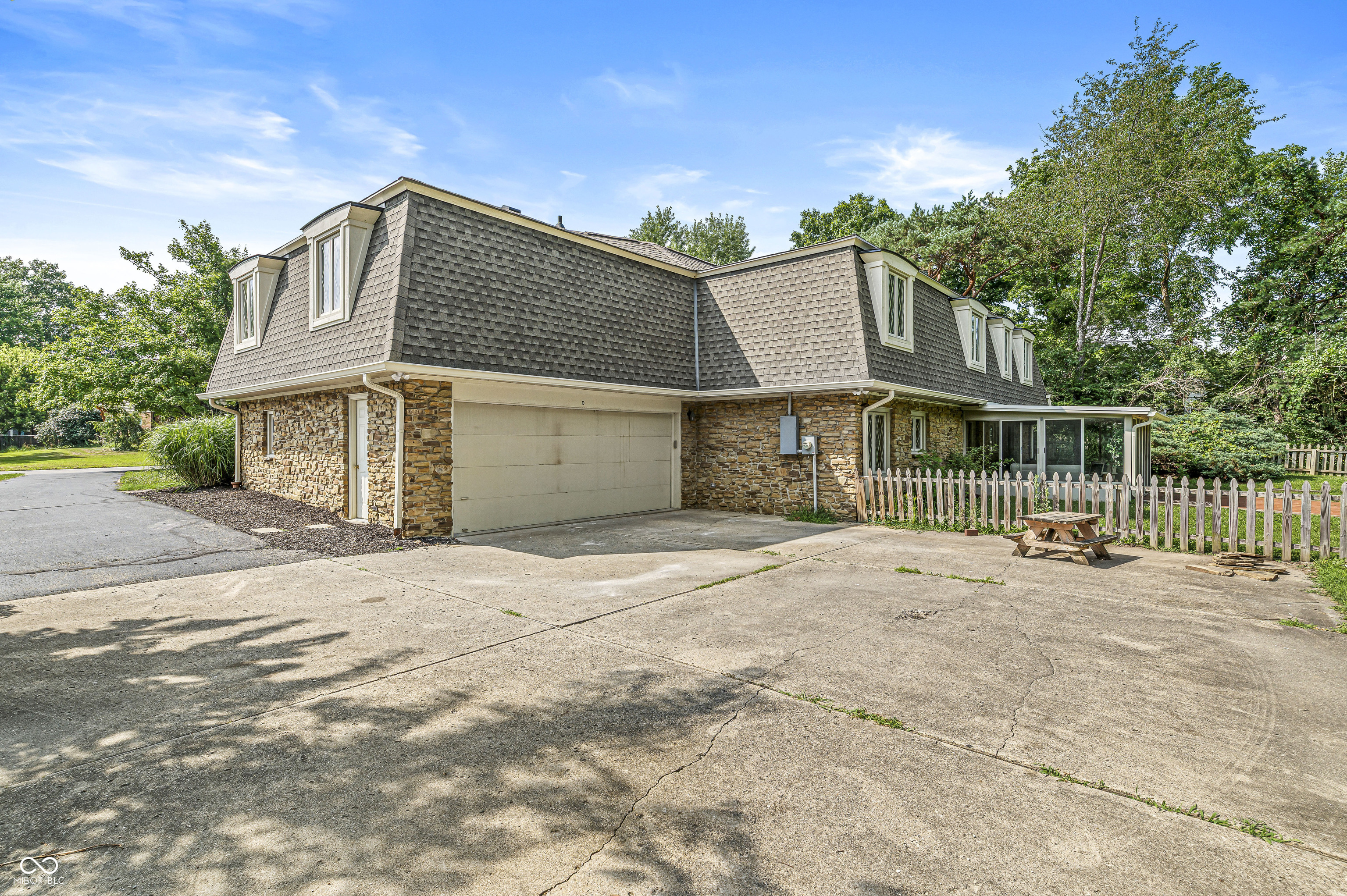 7035 Creekside Lane