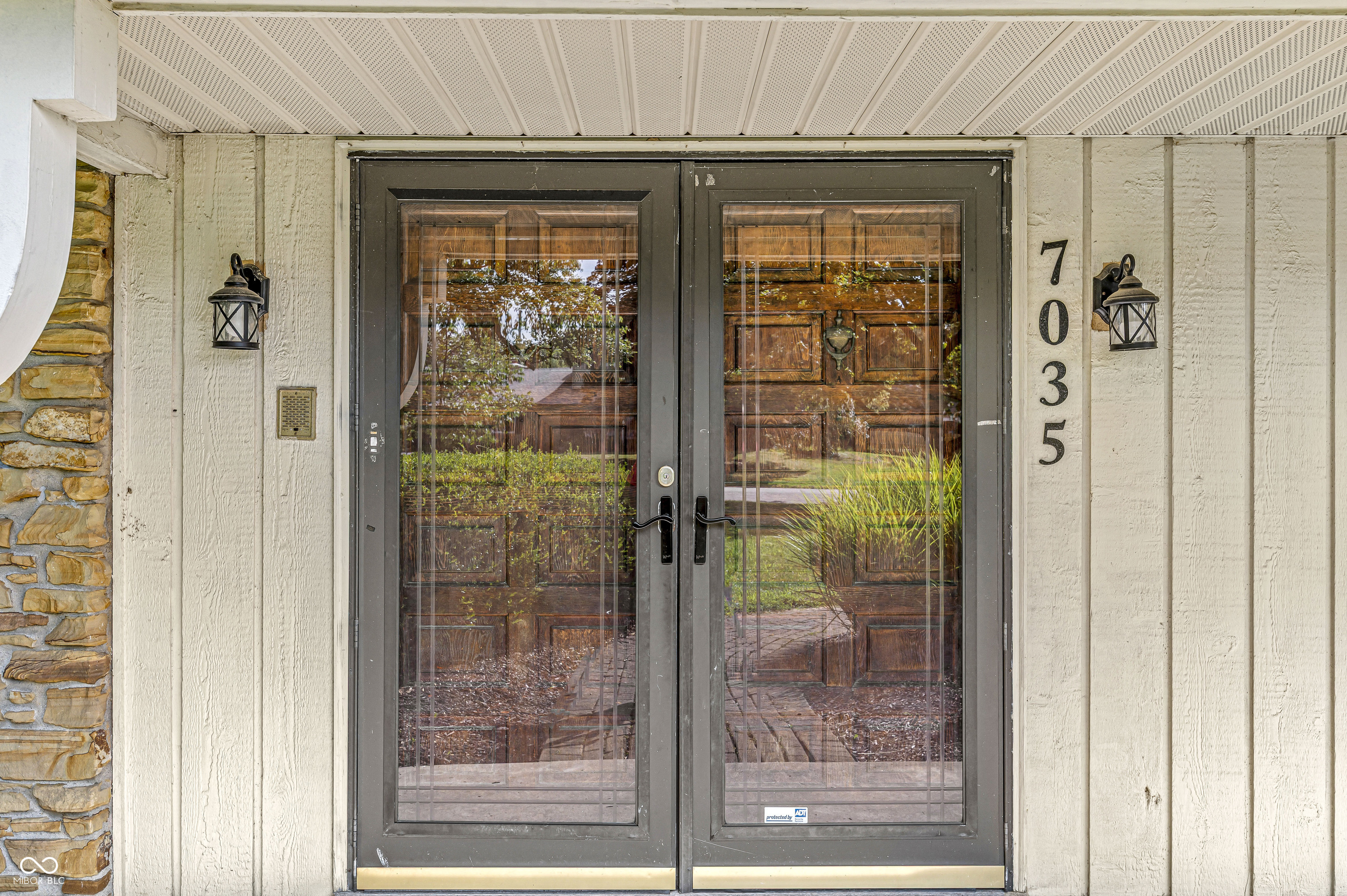 7035 Creekside Lane