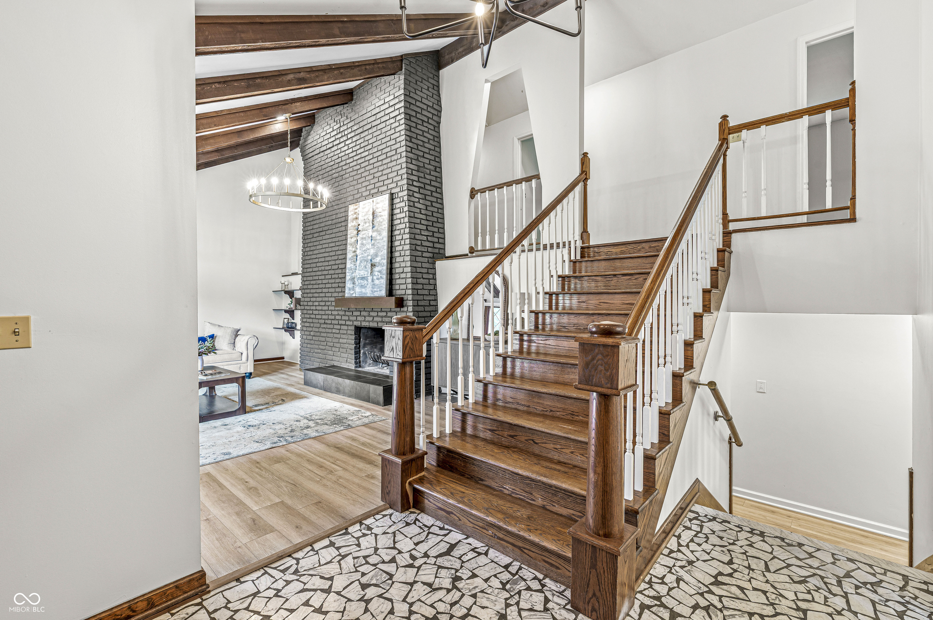 7035 Creekside Lane