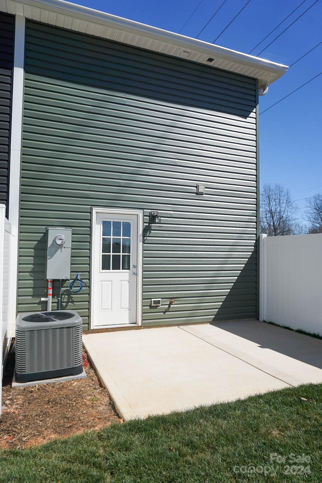 1633 Oak Leaf Drive NW