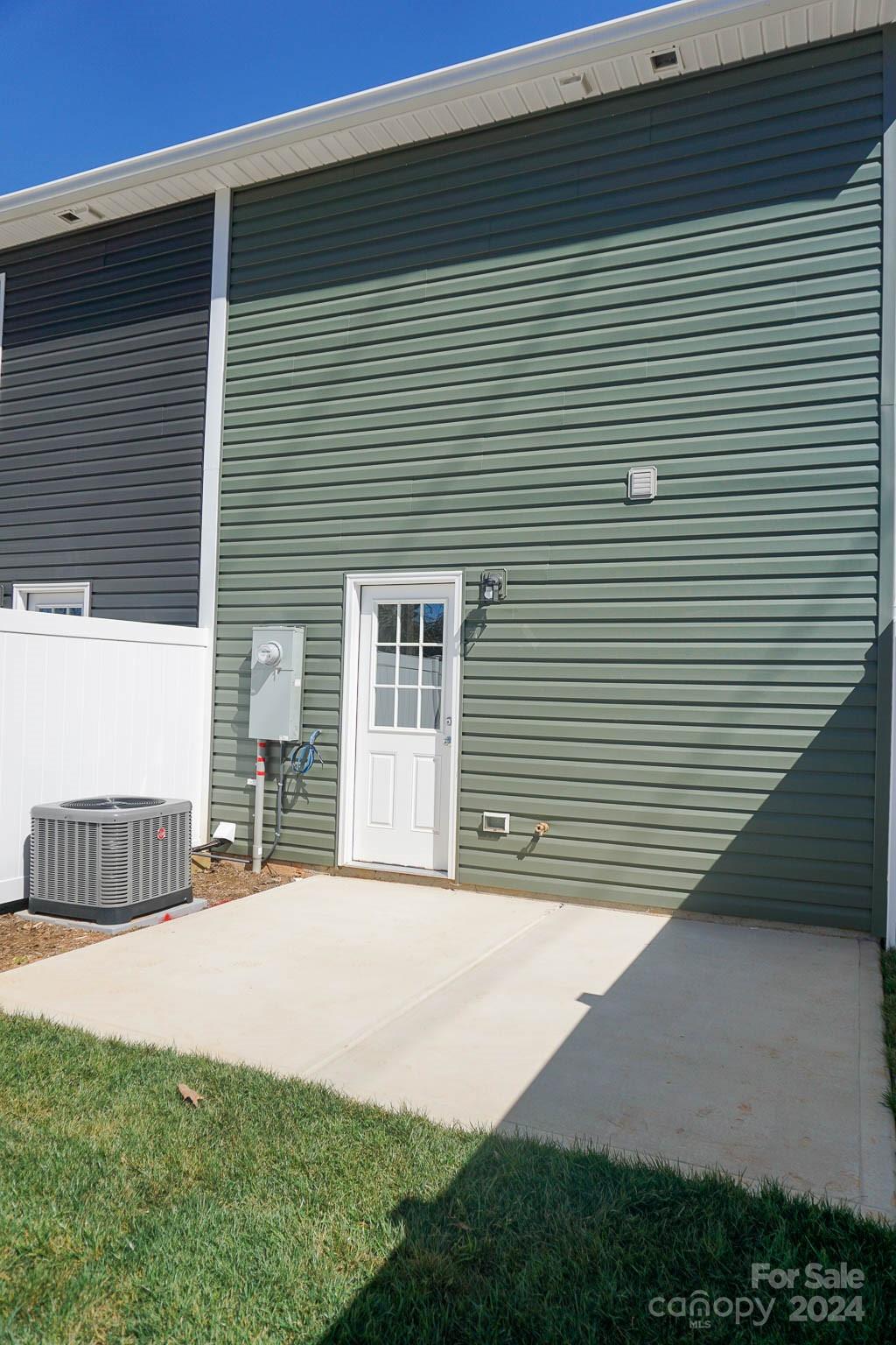 1633 Oak Leaf Drive NW