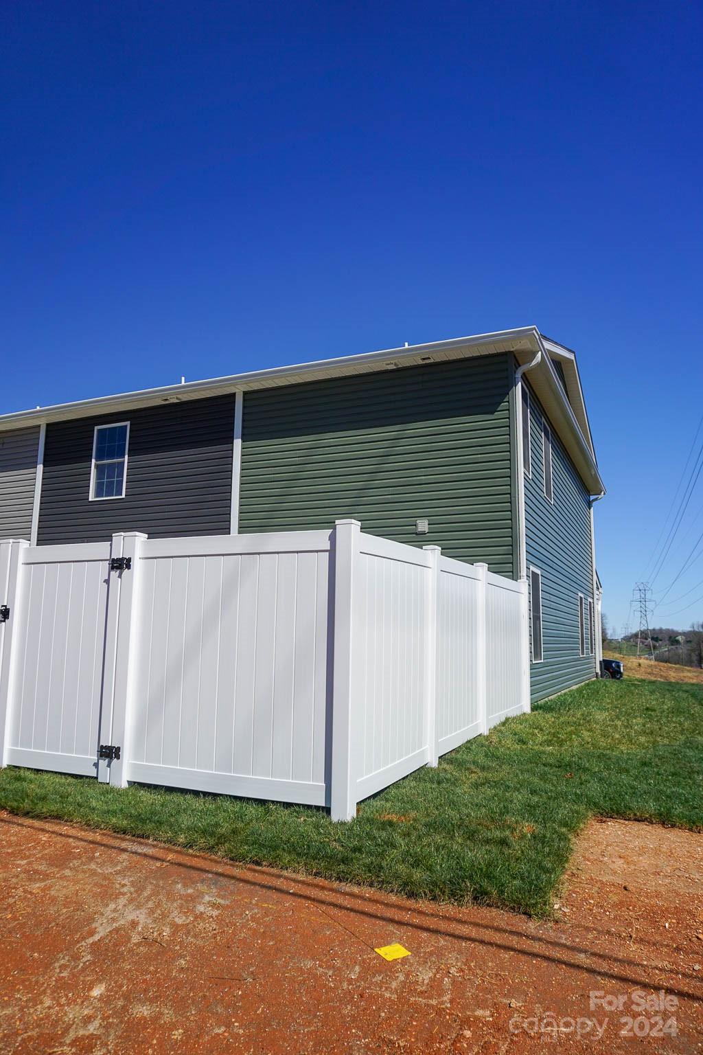 1633 Oak Leaf Drive NW