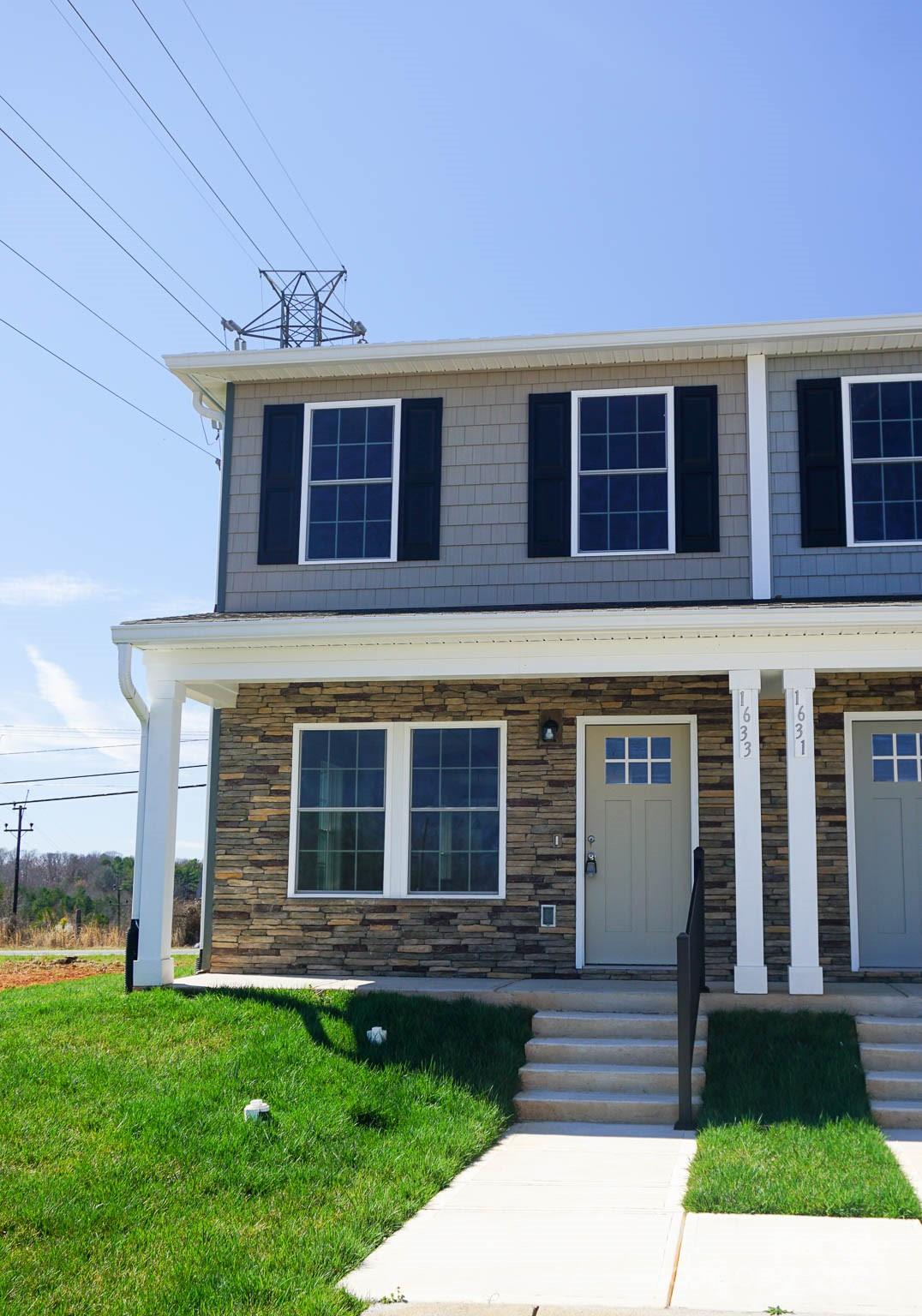 1633 Oak Leaf Drive NW