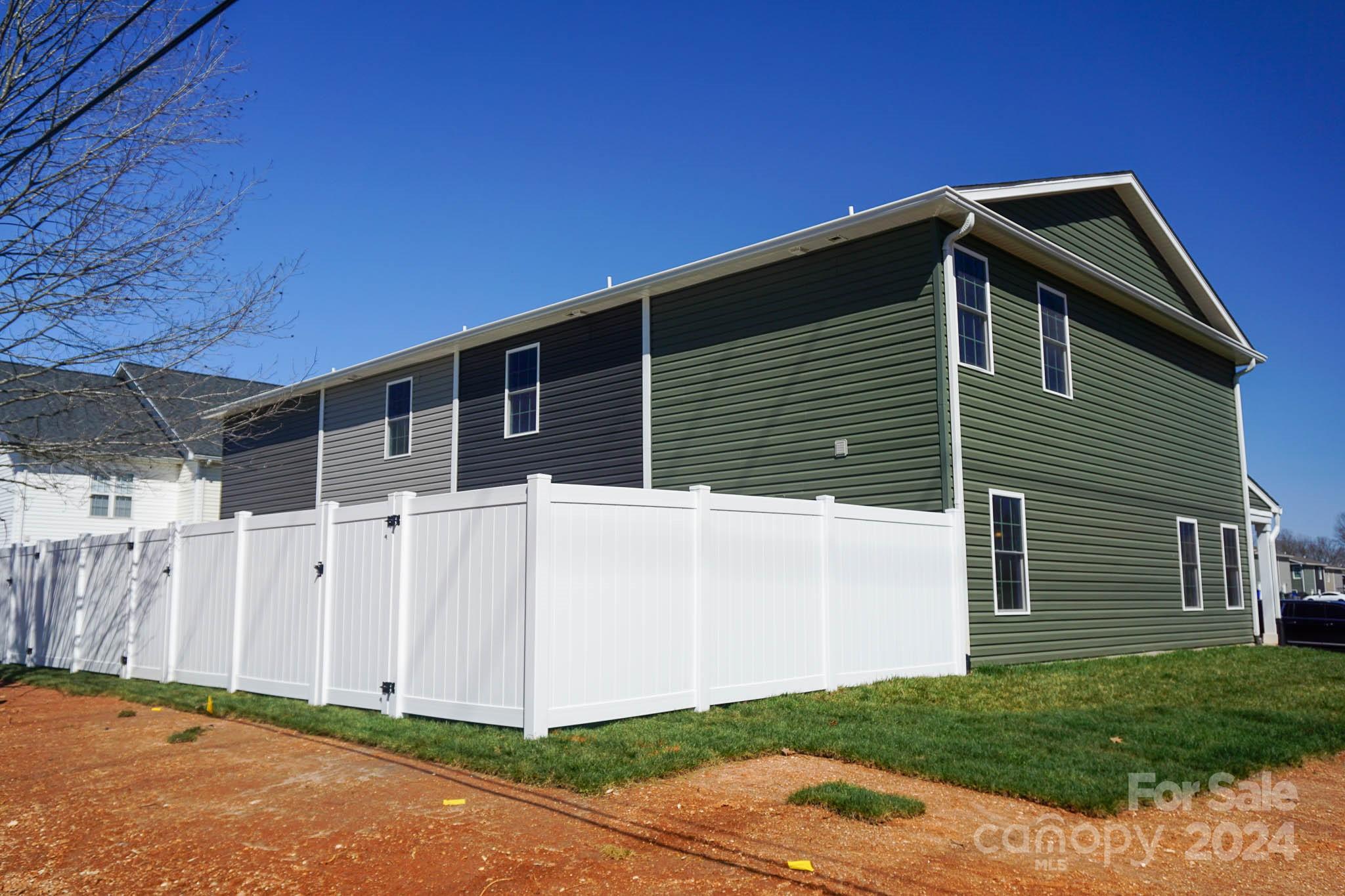 1633 Oak Leaf Drive NW