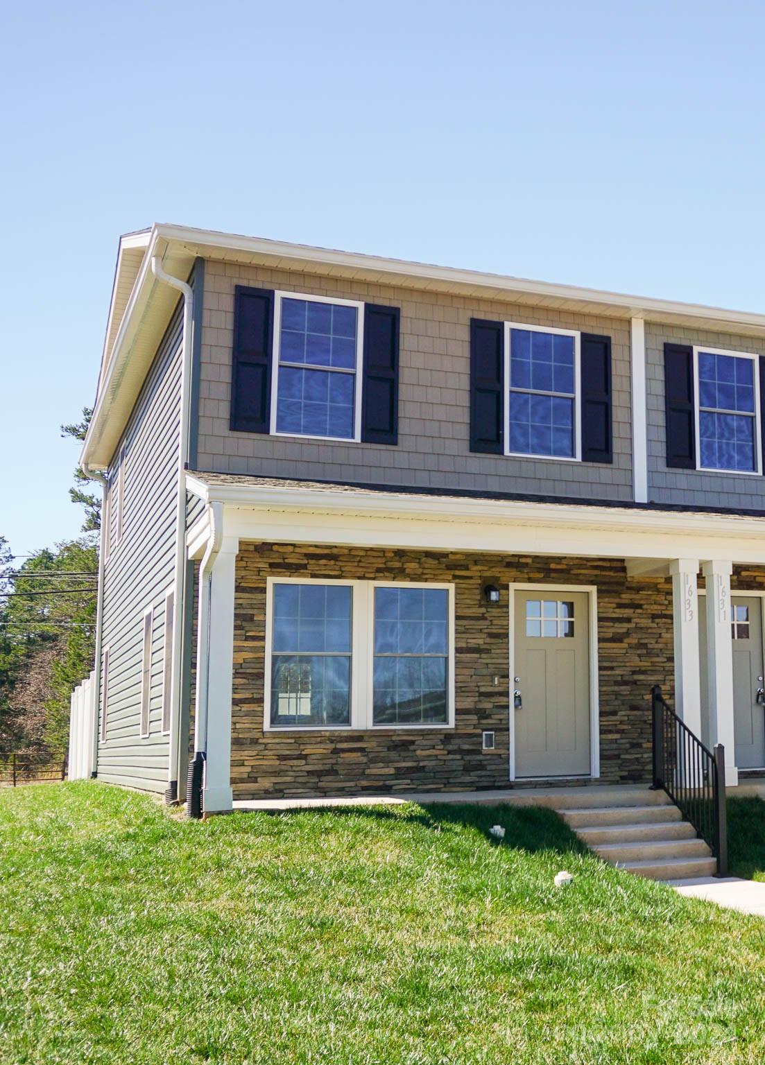 1633 Oak Leaf Drive NW