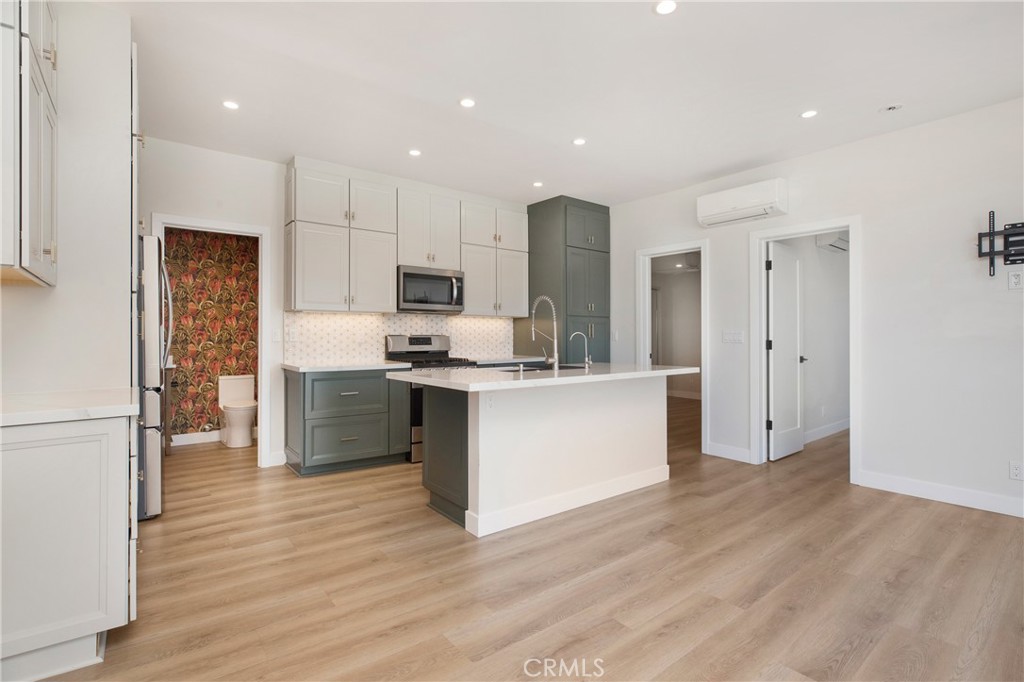33802 Violet Lantern Street