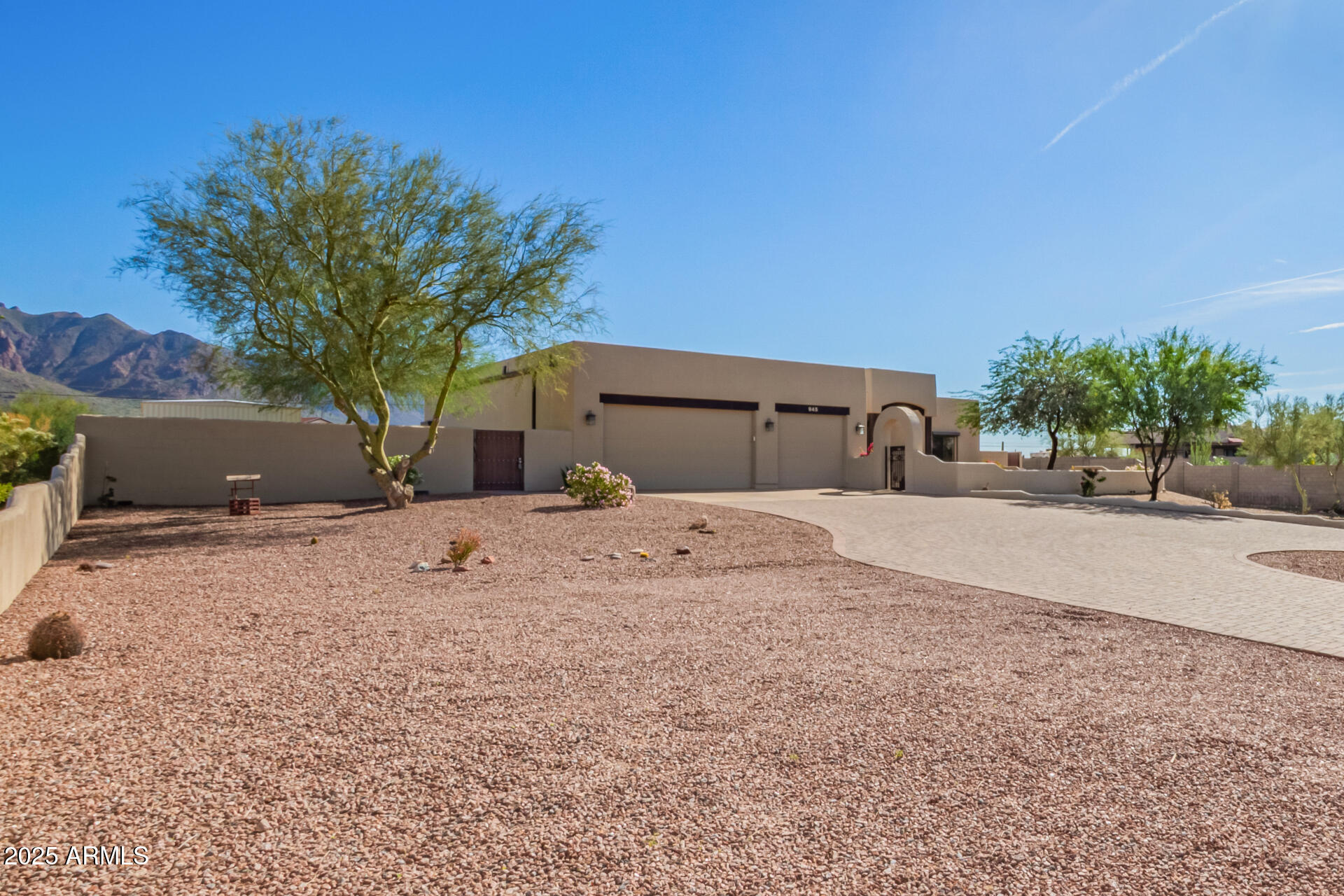 945 N MOUNTAIN VIEW Road