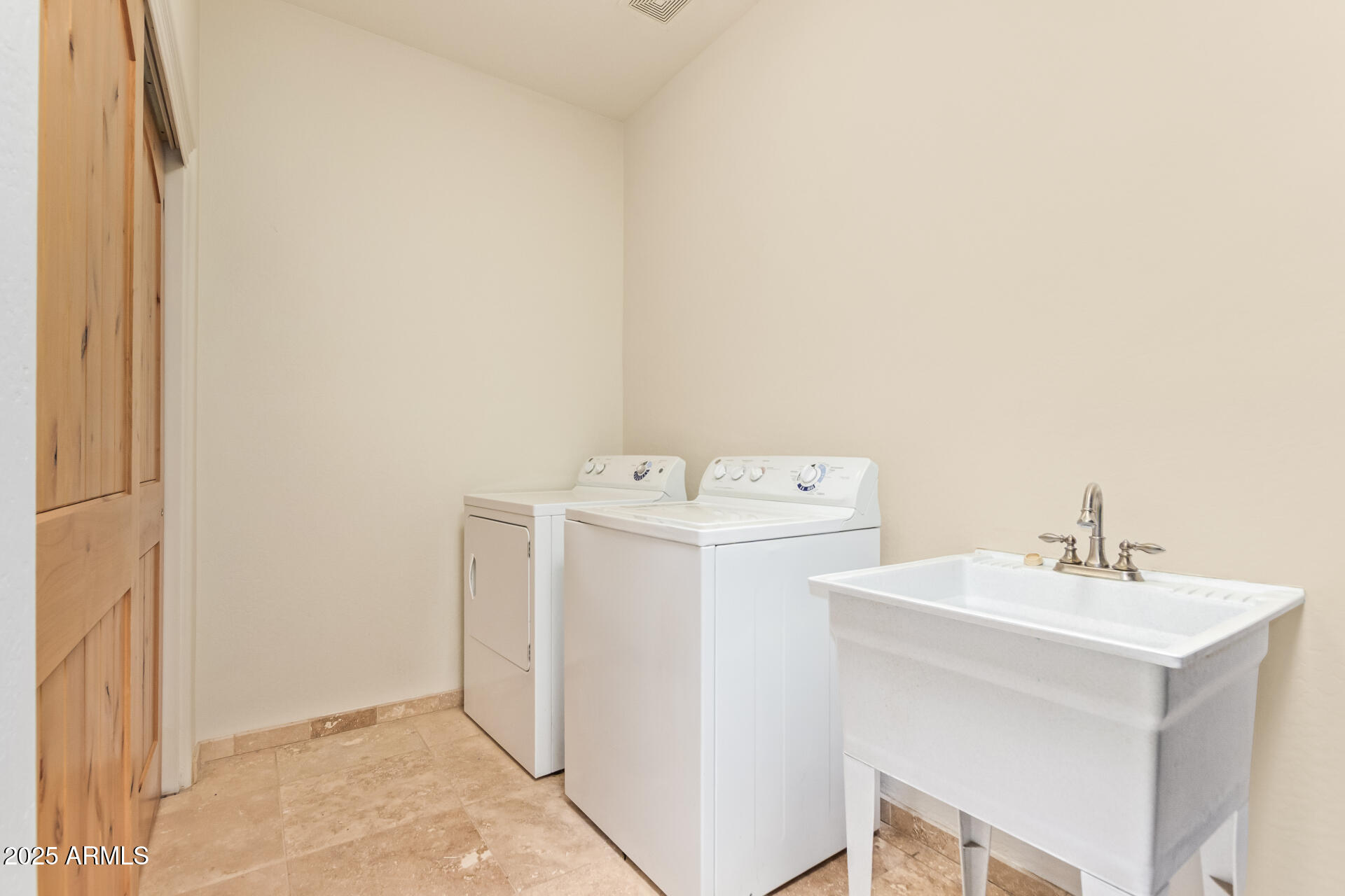 945 N MOUNTAIN VIEW Road