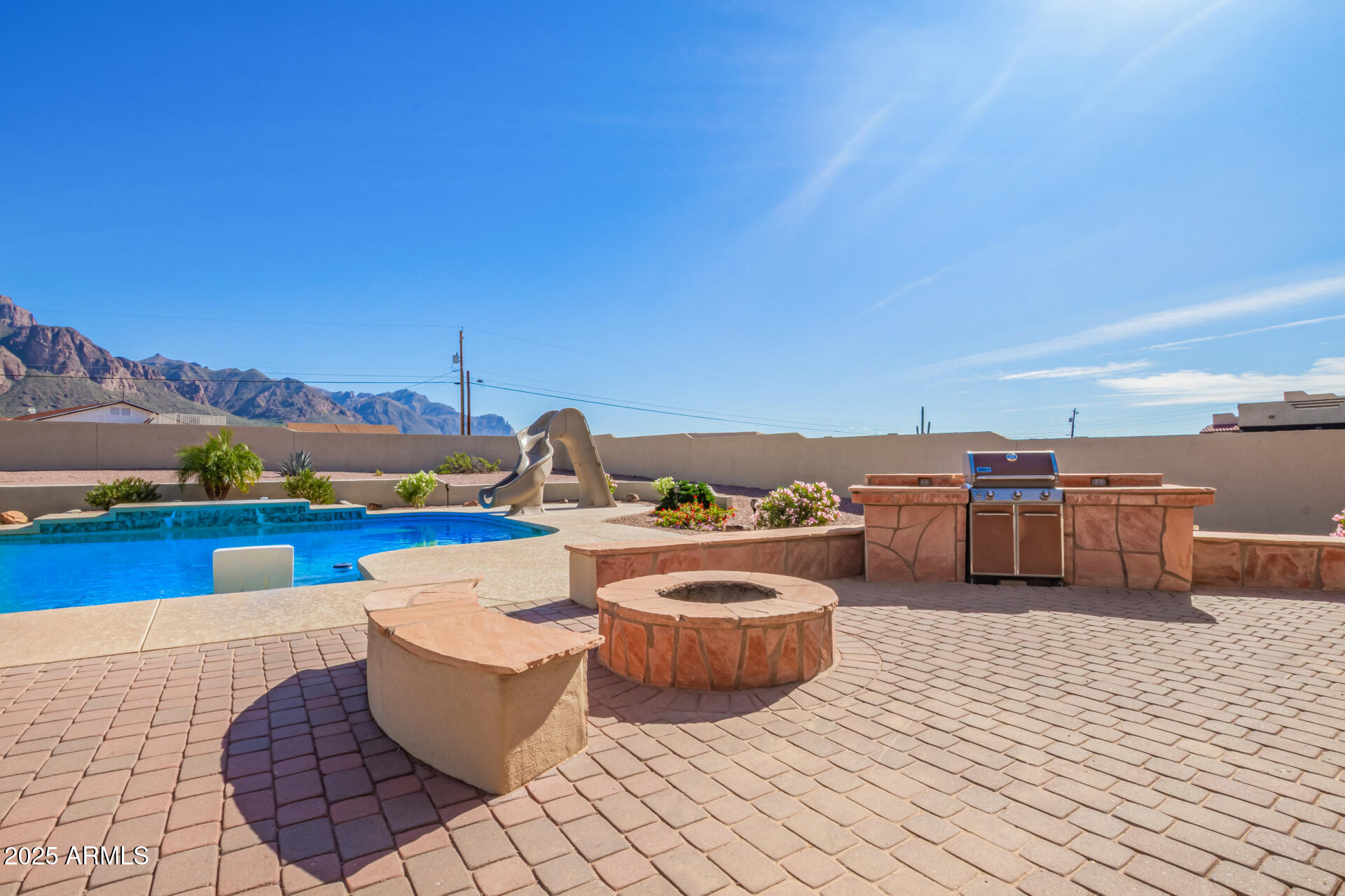 945 N MOUNTAIN VIEW Road