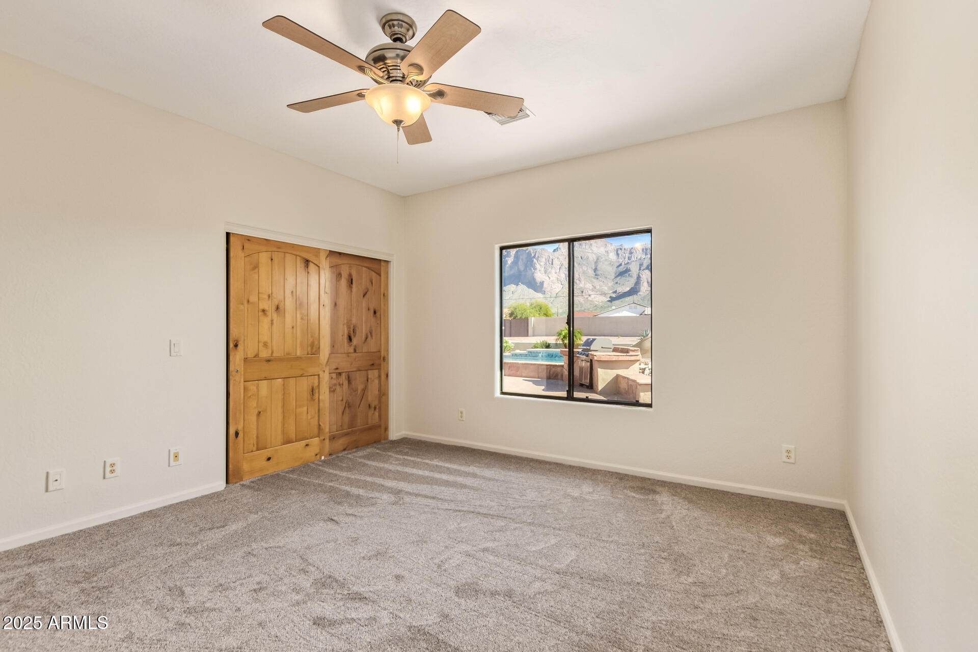 945 N MOUNTAIN VIEW Road