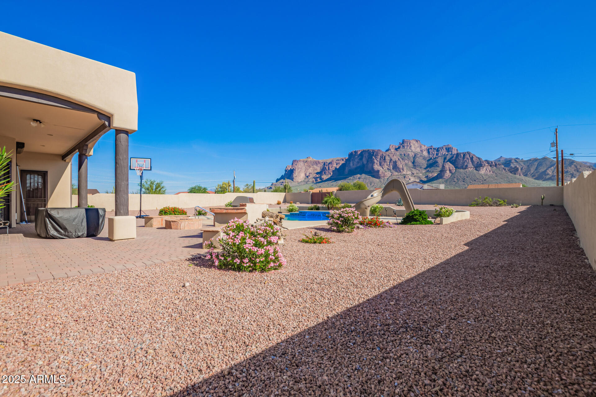 945 N MOUNTAIN VIEW Road