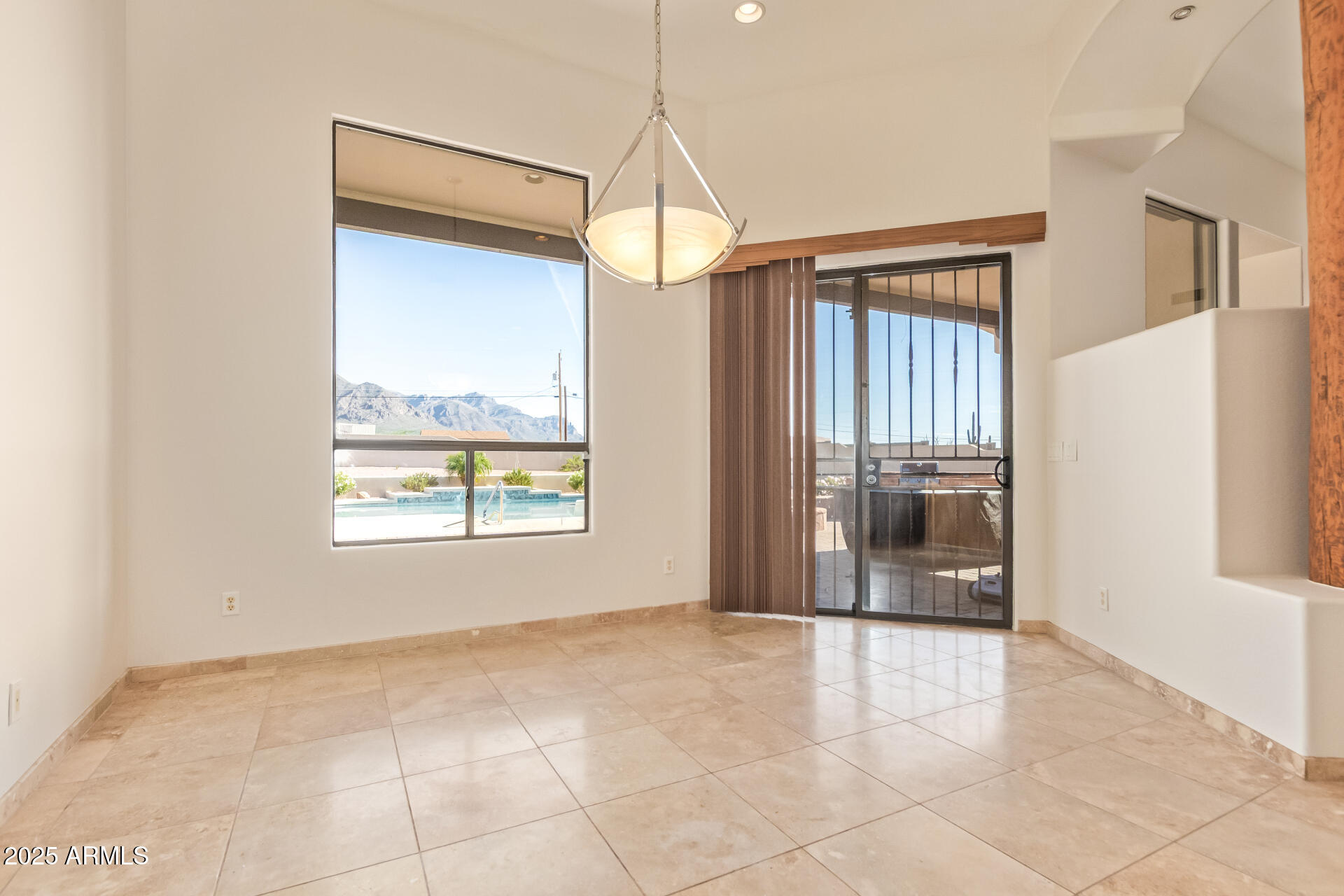 945 N MOUNTAIN VIEW Road