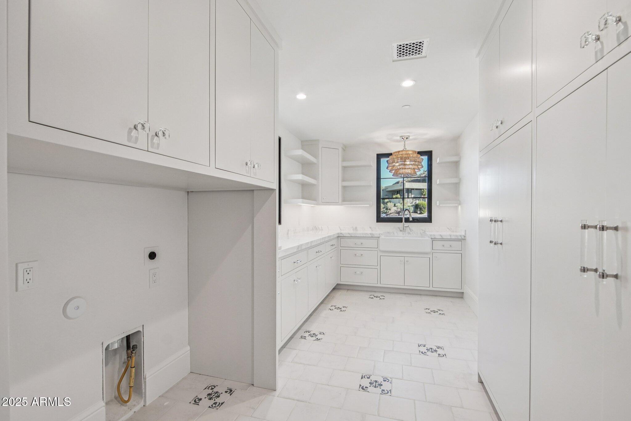 5830 N ECHO CANYON Lane