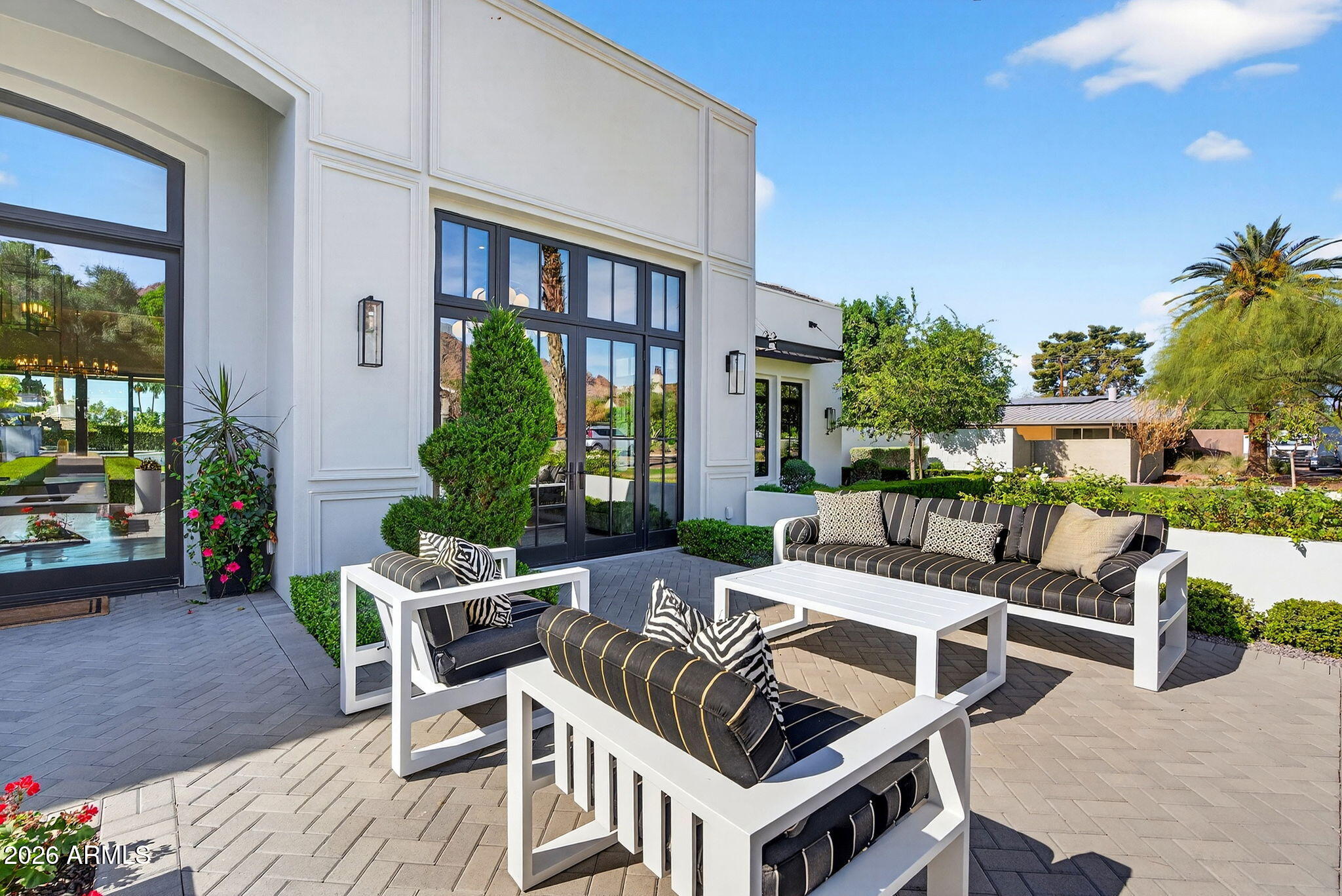 5617 E MONTECITO Avenue