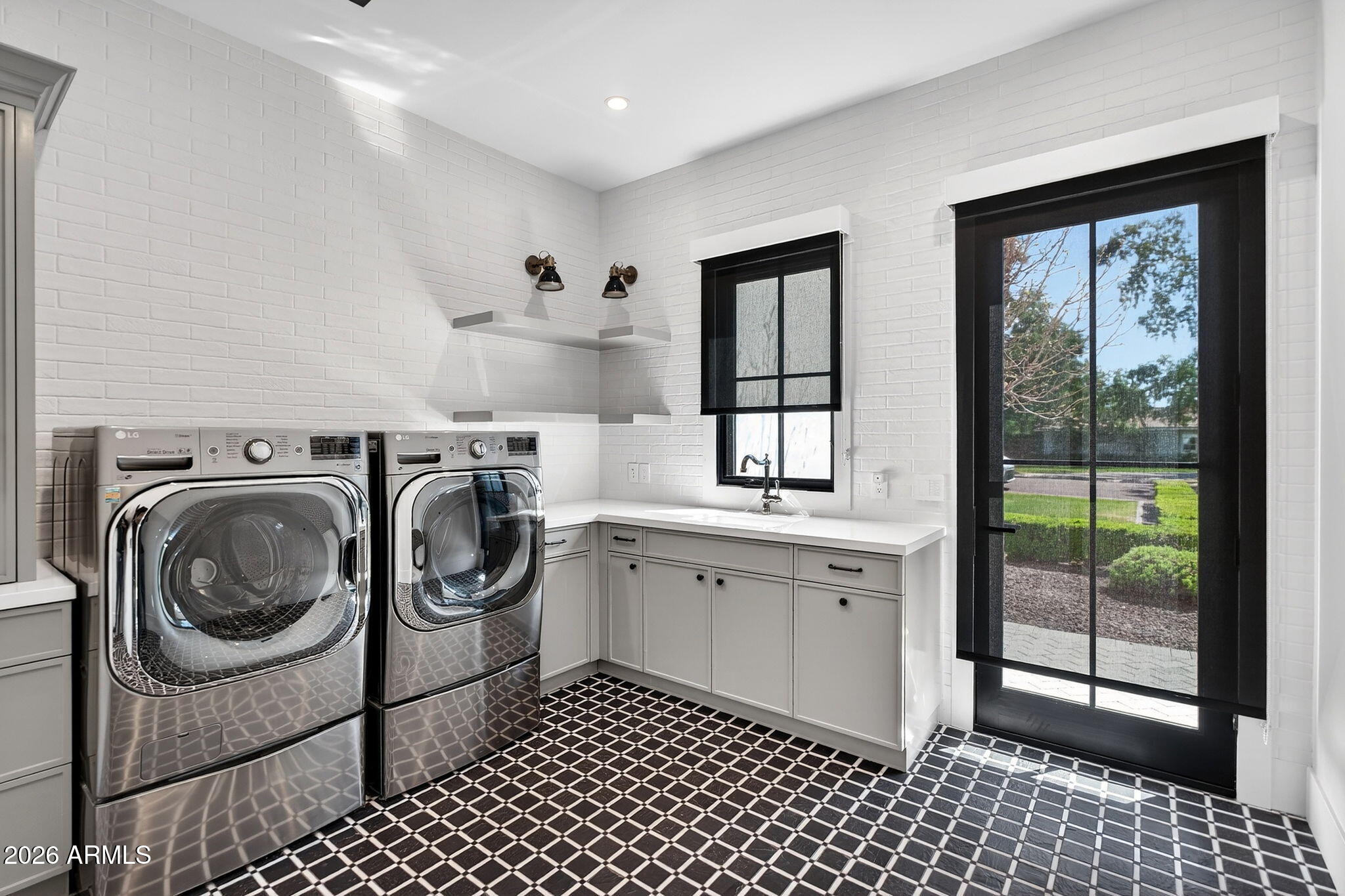 5617 E MONTECITO Avenue