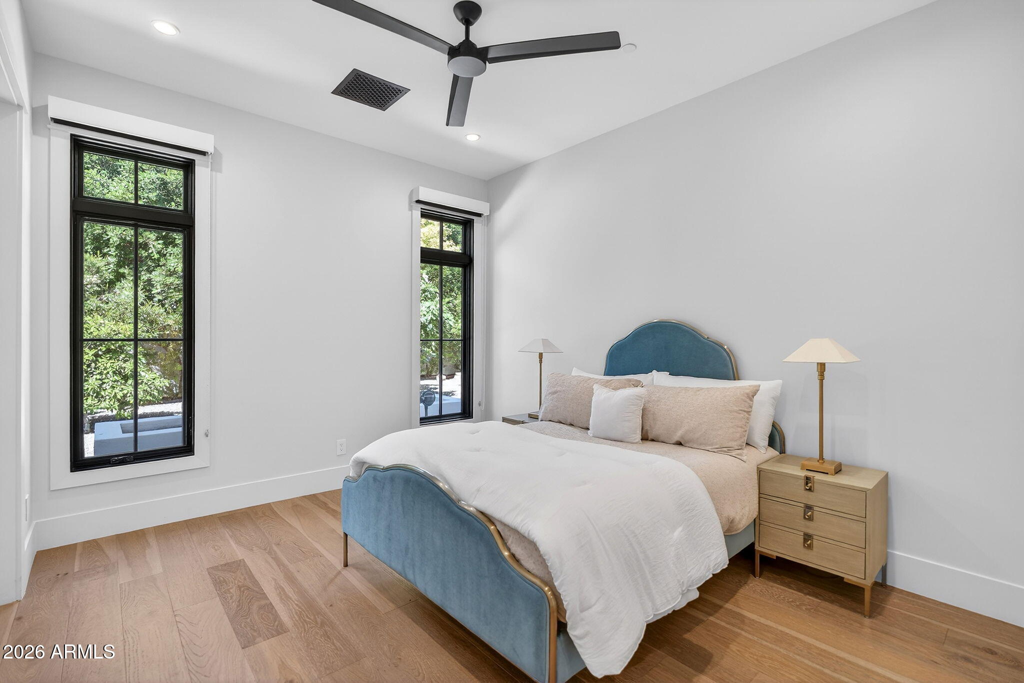 5617 E MONTECITO Avenue