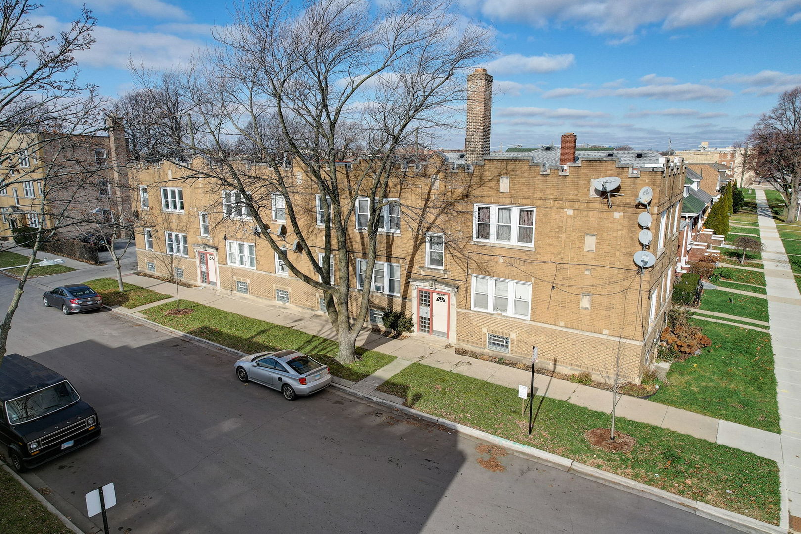 5504 W BARRY Avenue Unit: 2