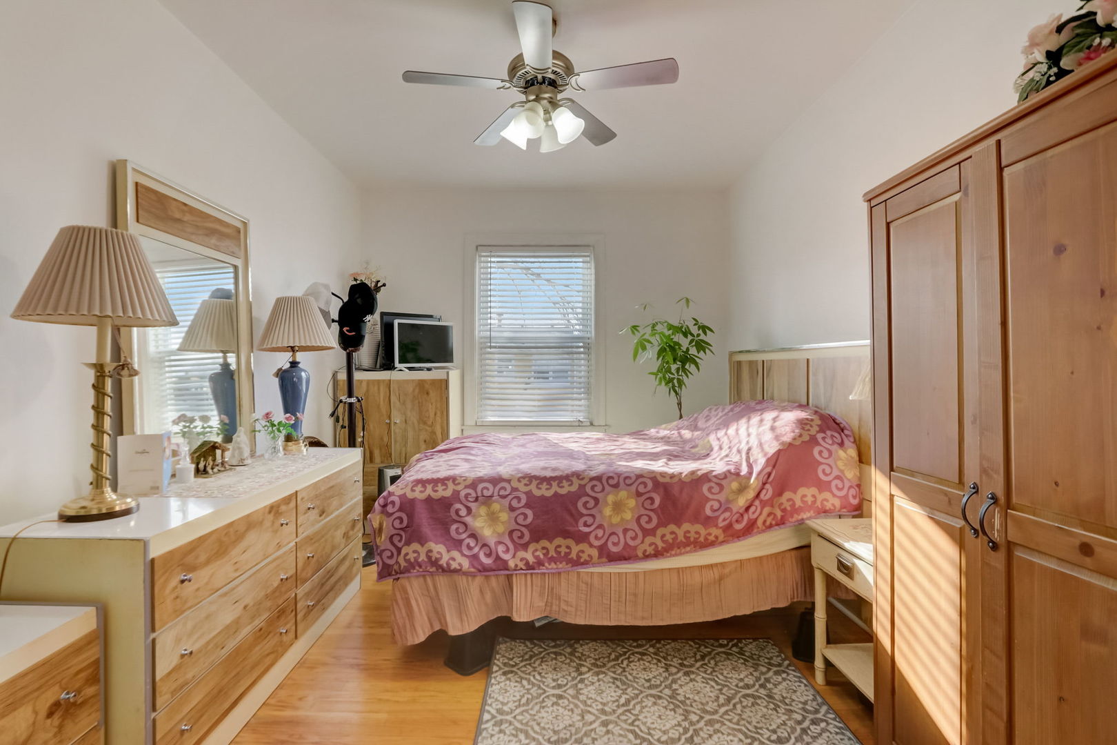 5504 W BARRY Avenue Unit: 2