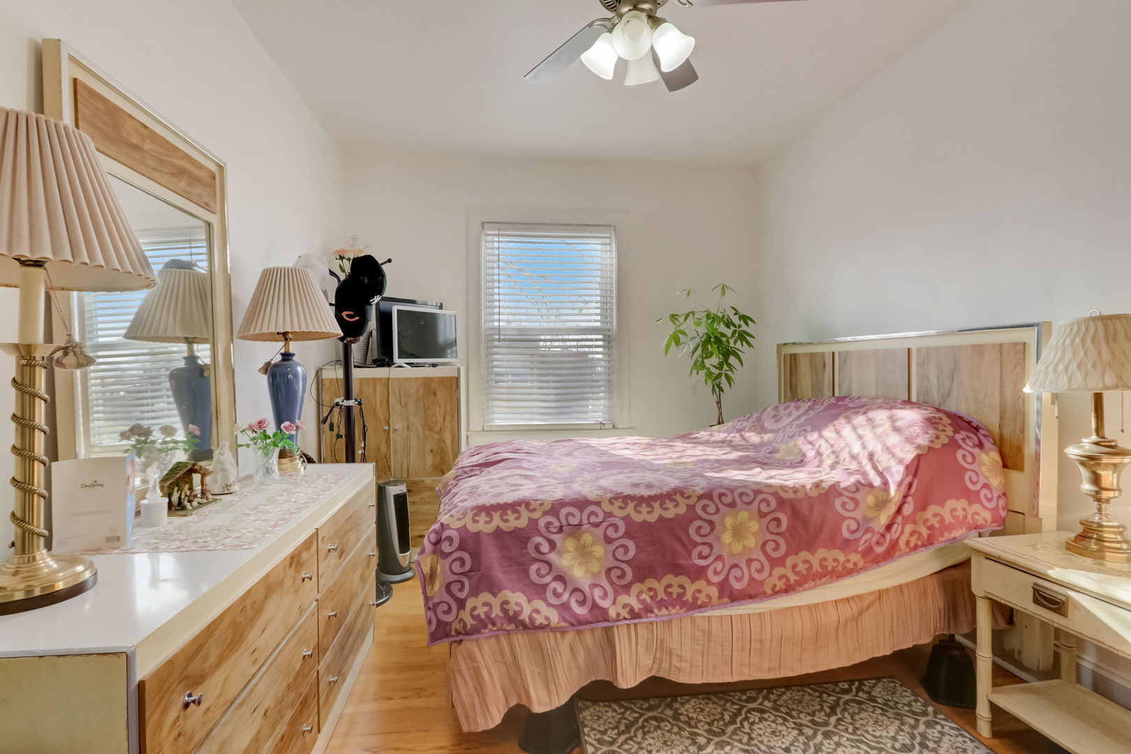 5504 W BARRY Avenue Unit: 2