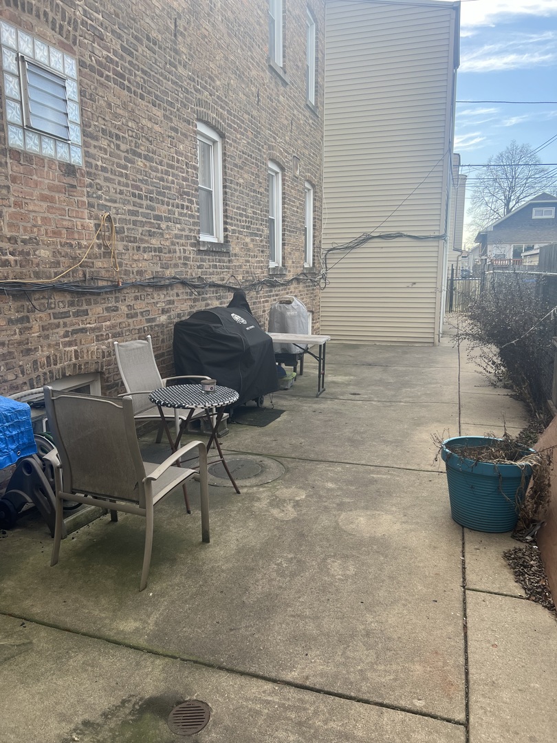 5510 W BARRY Avenue Unit: 2