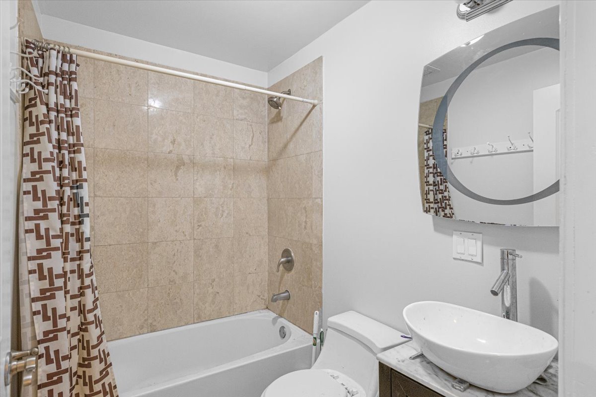 3851 W Ainslie Street Unit: G