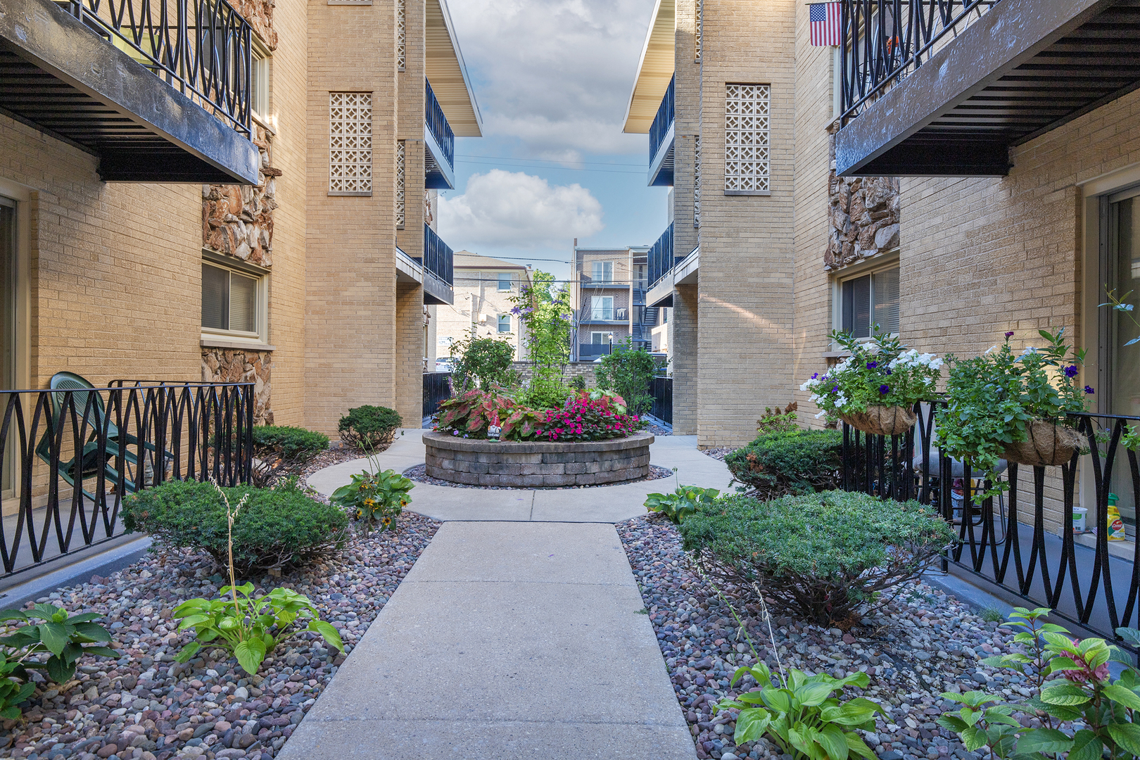 6852 N Northwest Highway Unit: 2B