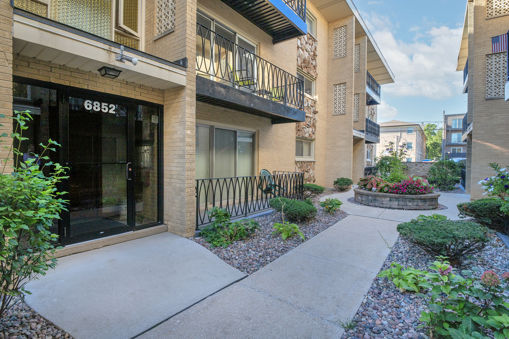 6852 N Northwest Highway Unit: 2B