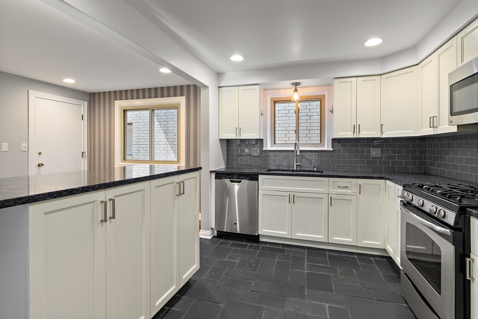 6852 N Northwest Highway Unit: 2B