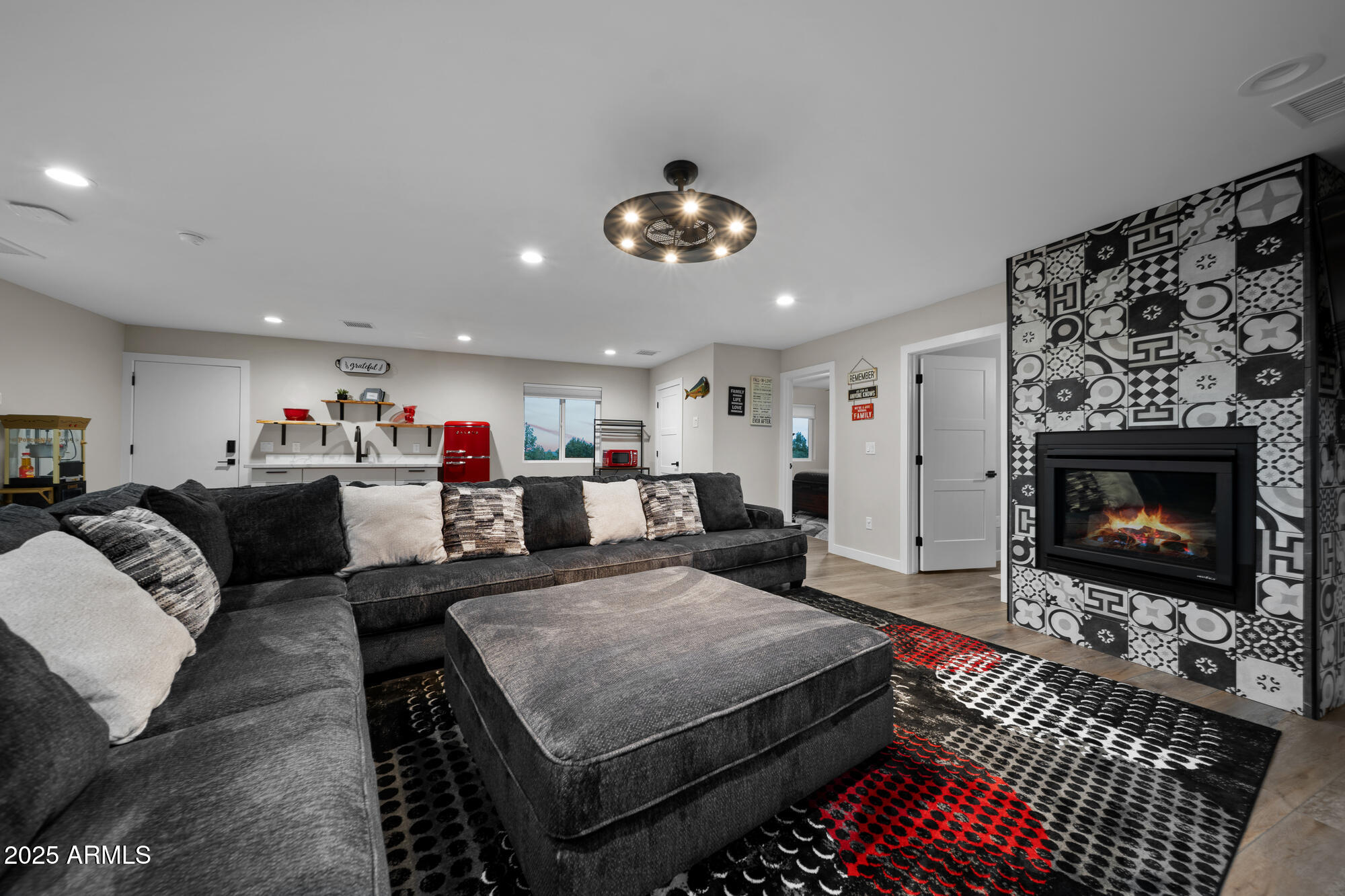 1500 W PINETREE Court