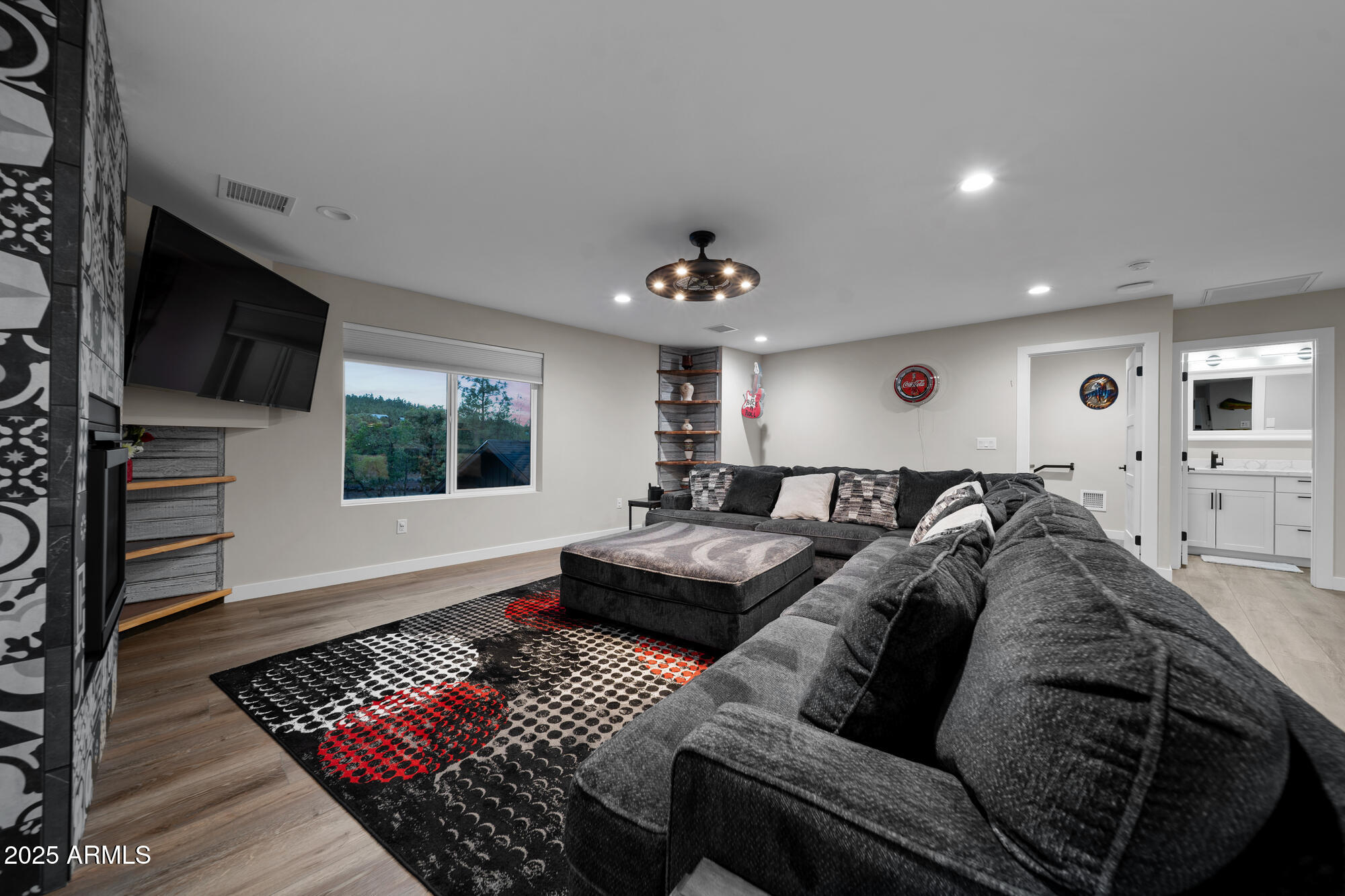 1500 W PINETREE Court