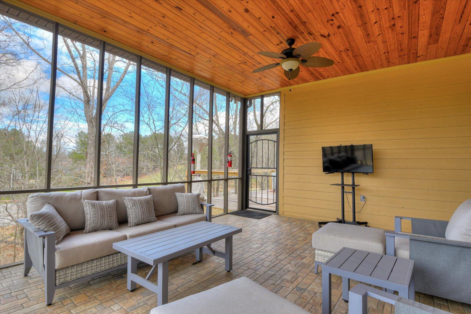 870 WILLOW Lake