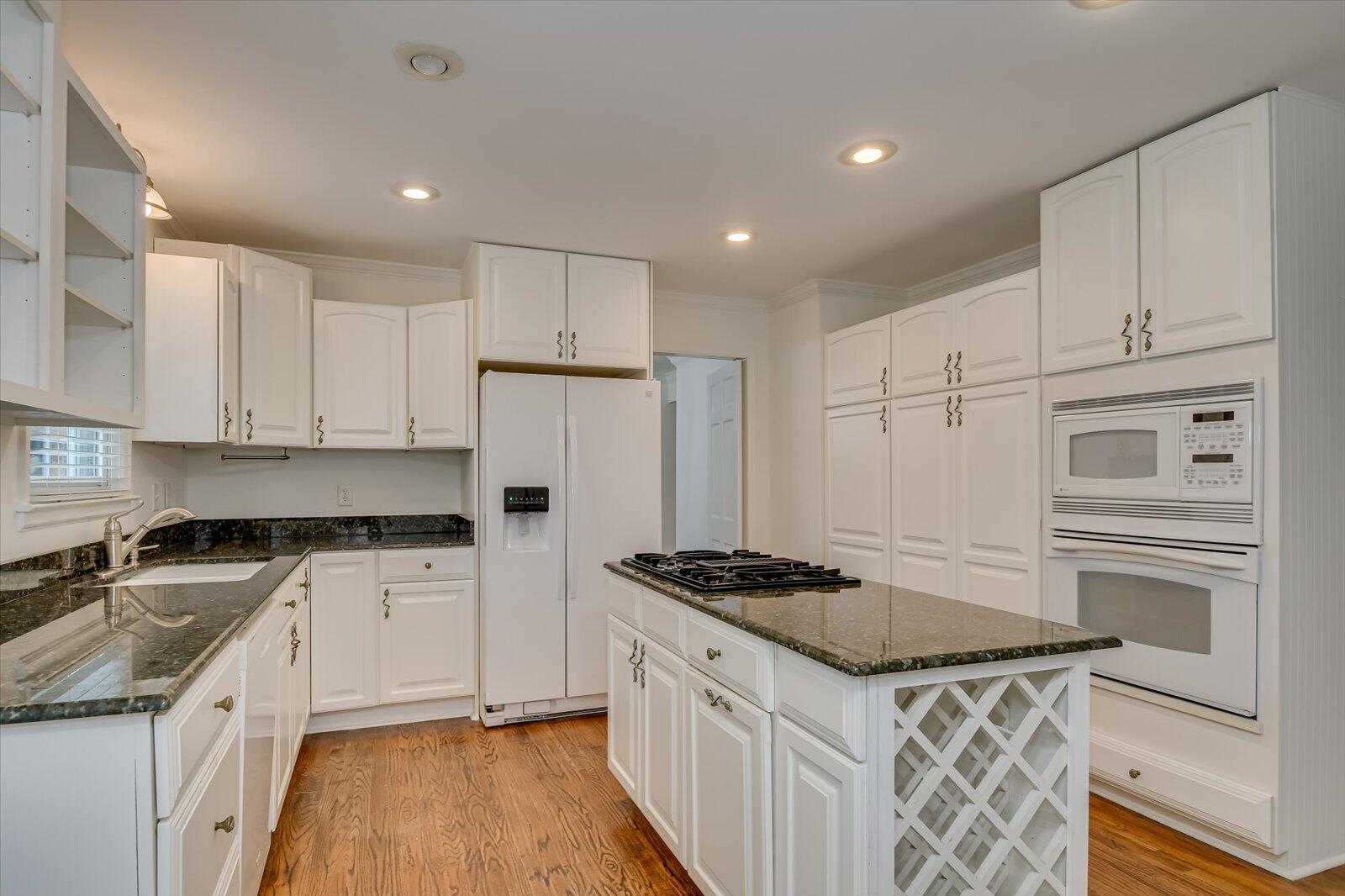 3005 LAKE FOREST Drive