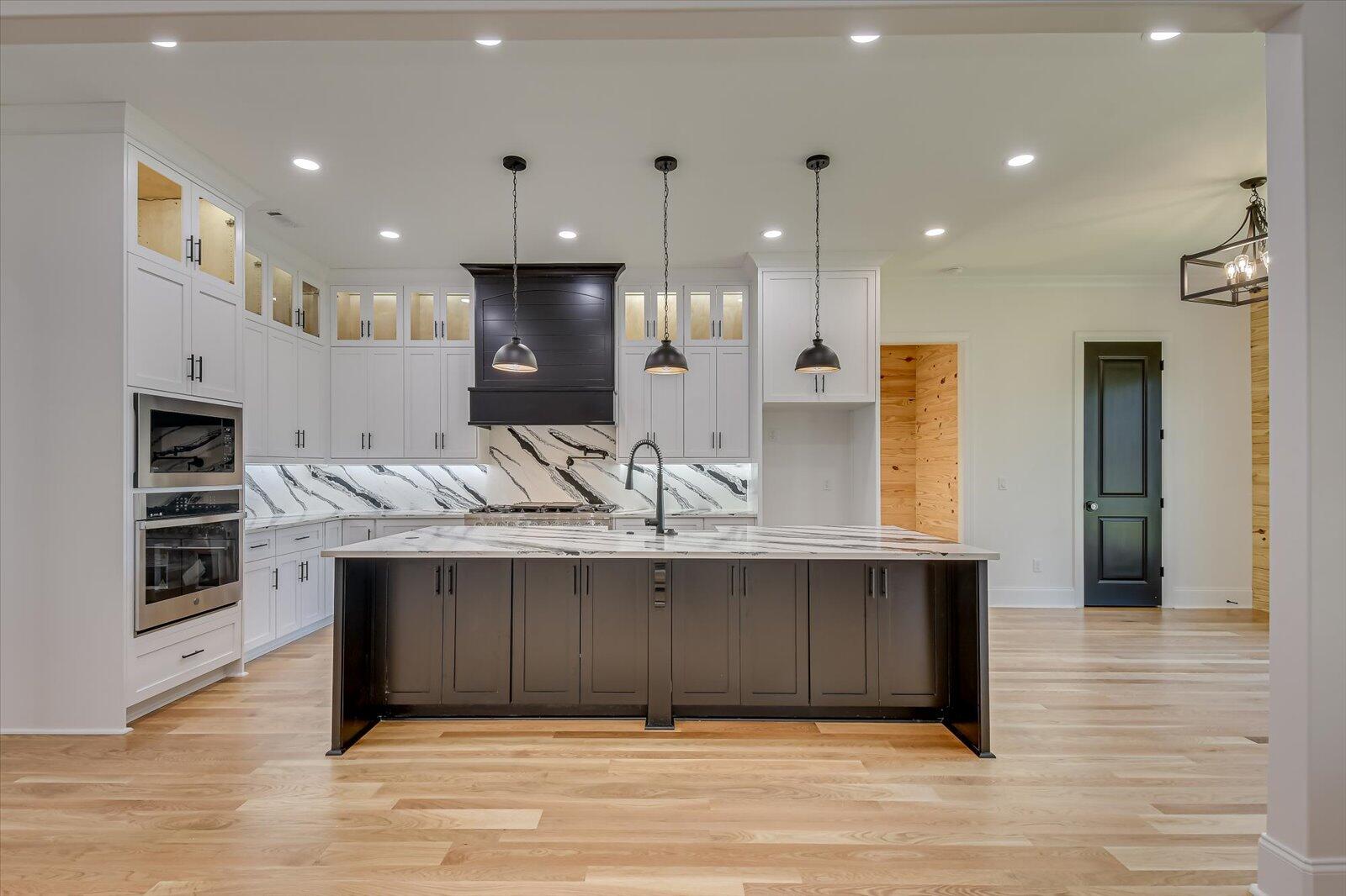 3761 KNOB HILL FARM Road