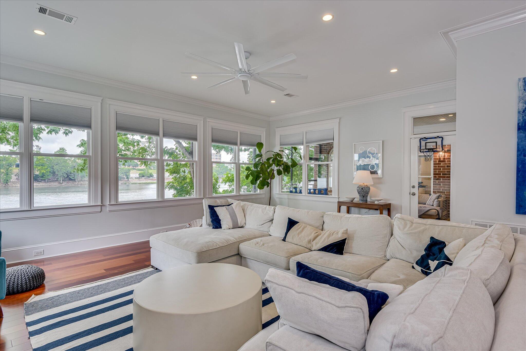 324 E Shoreline Drive