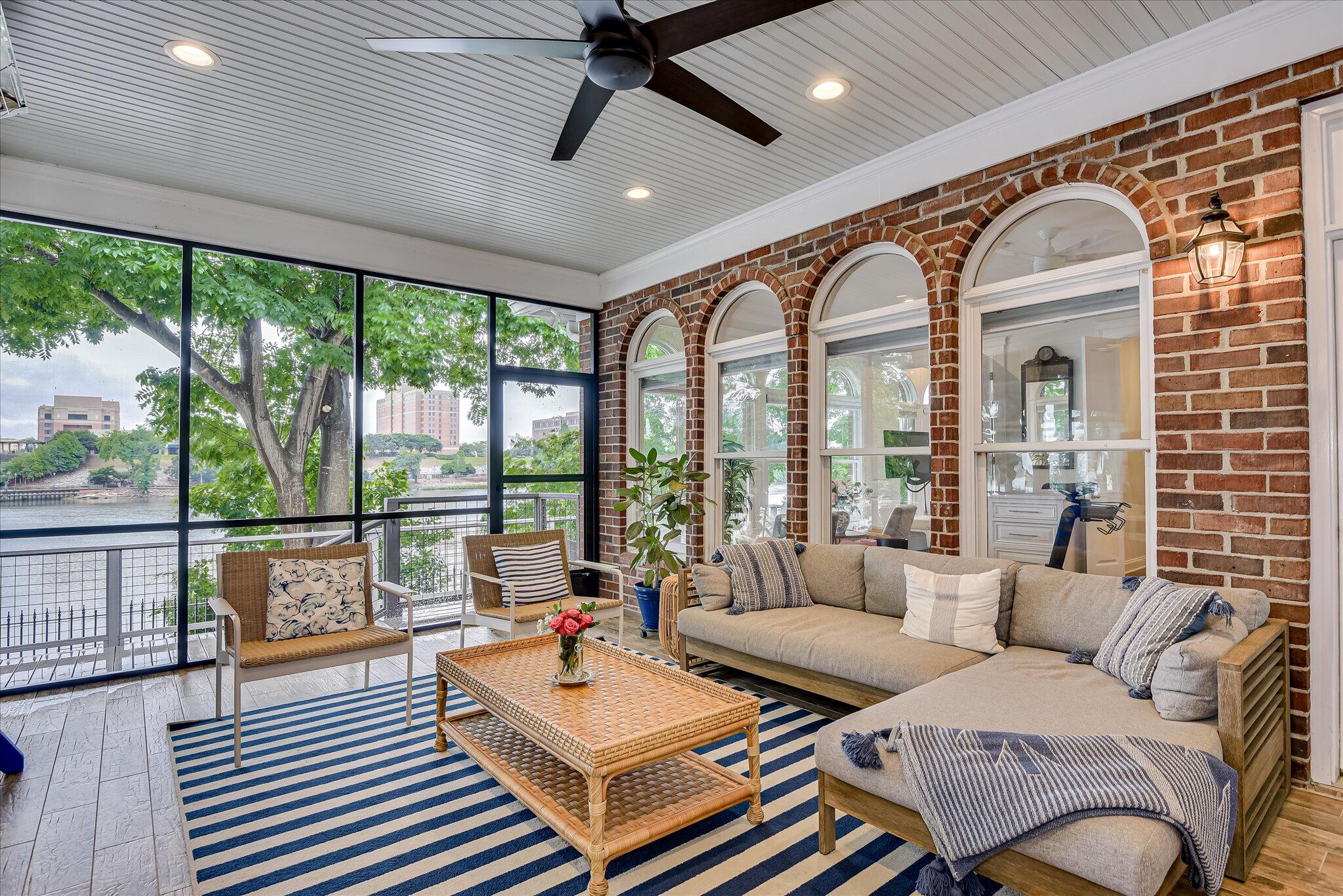 324 E Shoreline Drive