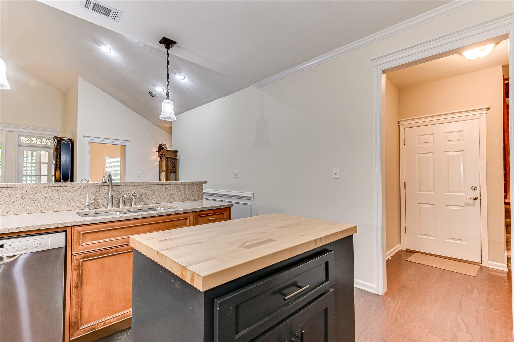 2502 Amberley Pass