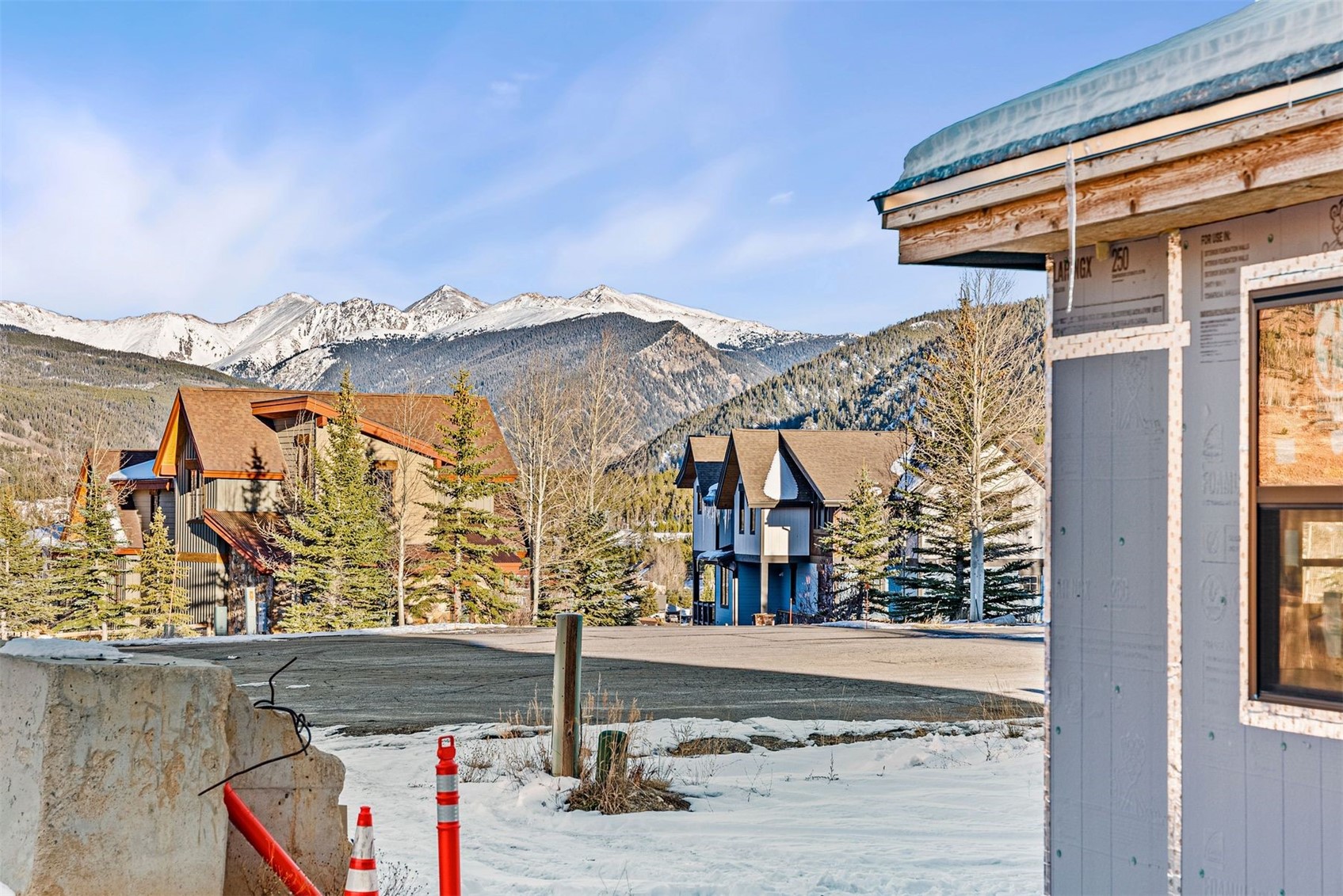 101 Mule Deer COURT