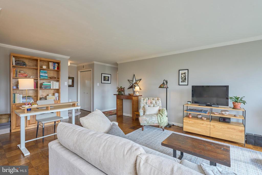 2501 Calvert St NW #809