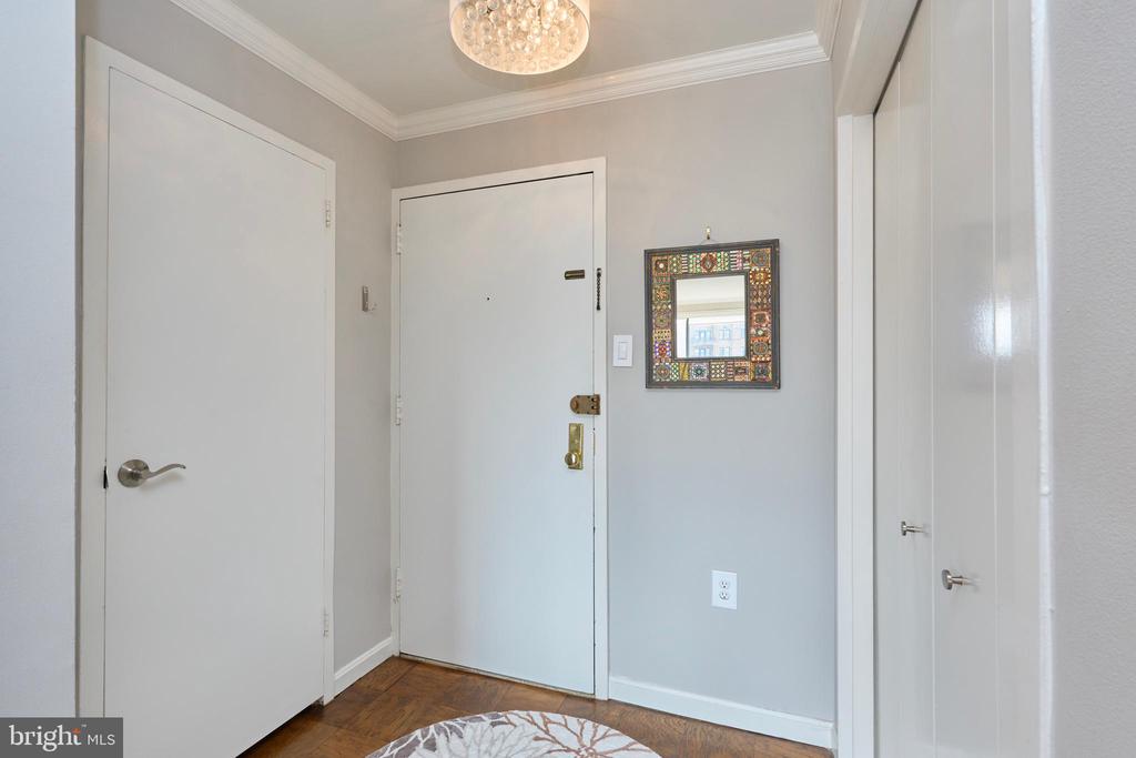 2501 Calvert St NW #809