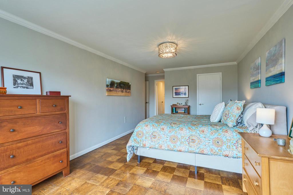 2501 Calvert St NW #809