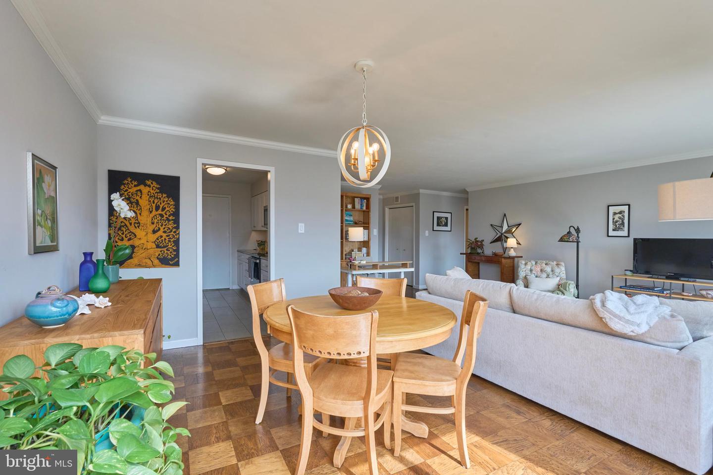 2501 Calvert St NW #809