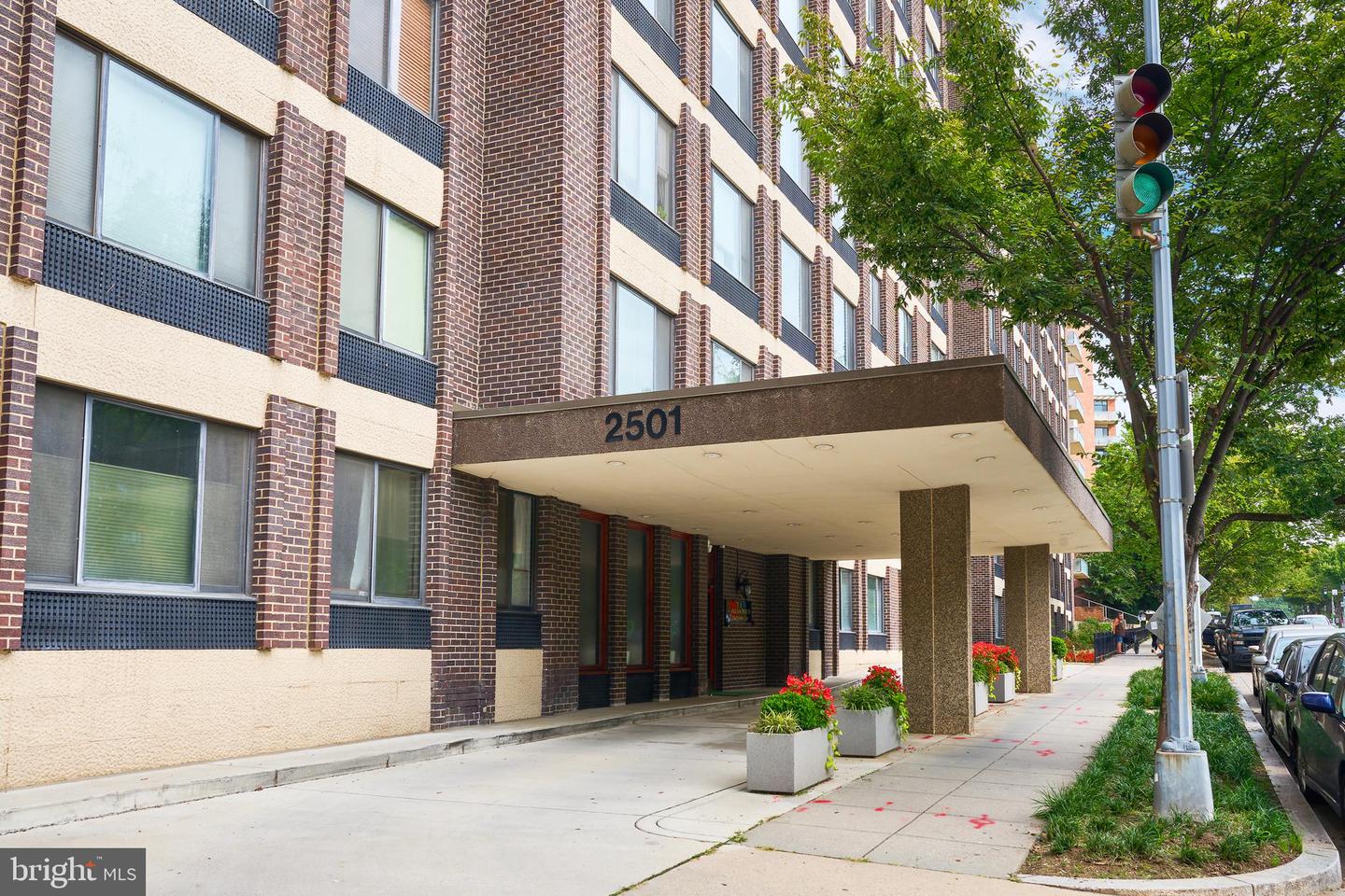 2501 Calvert St NW #809