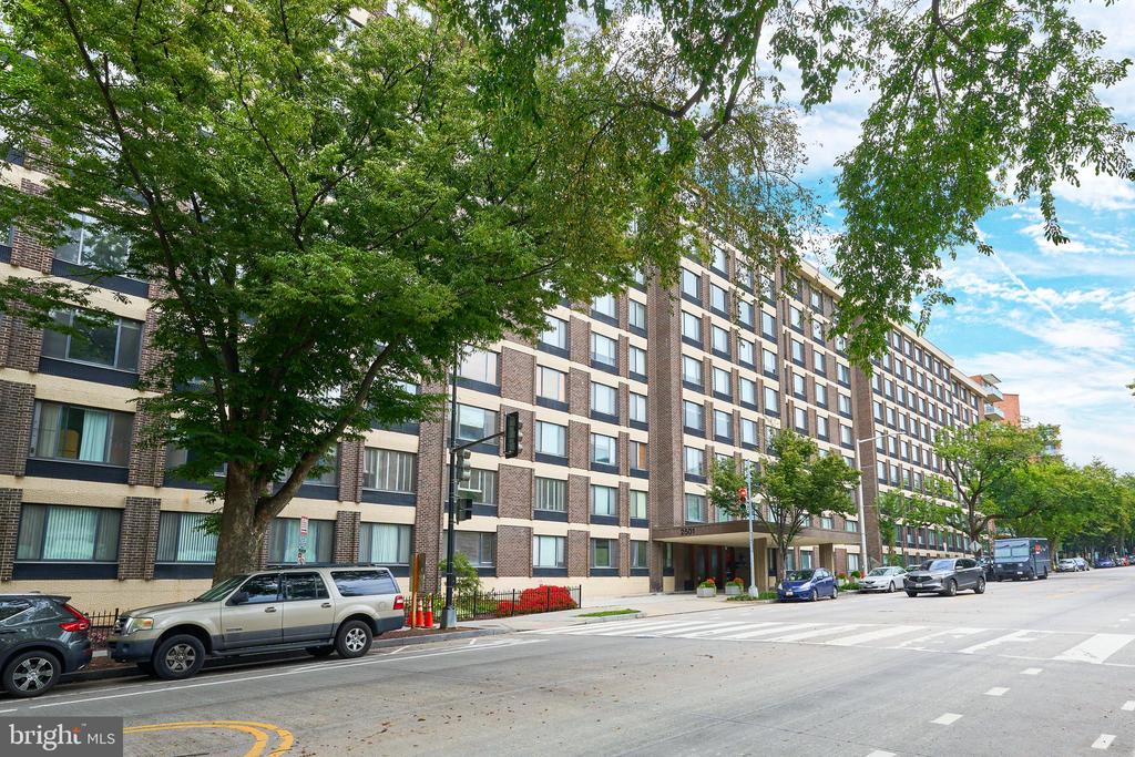 2501 Calvert St NW #809